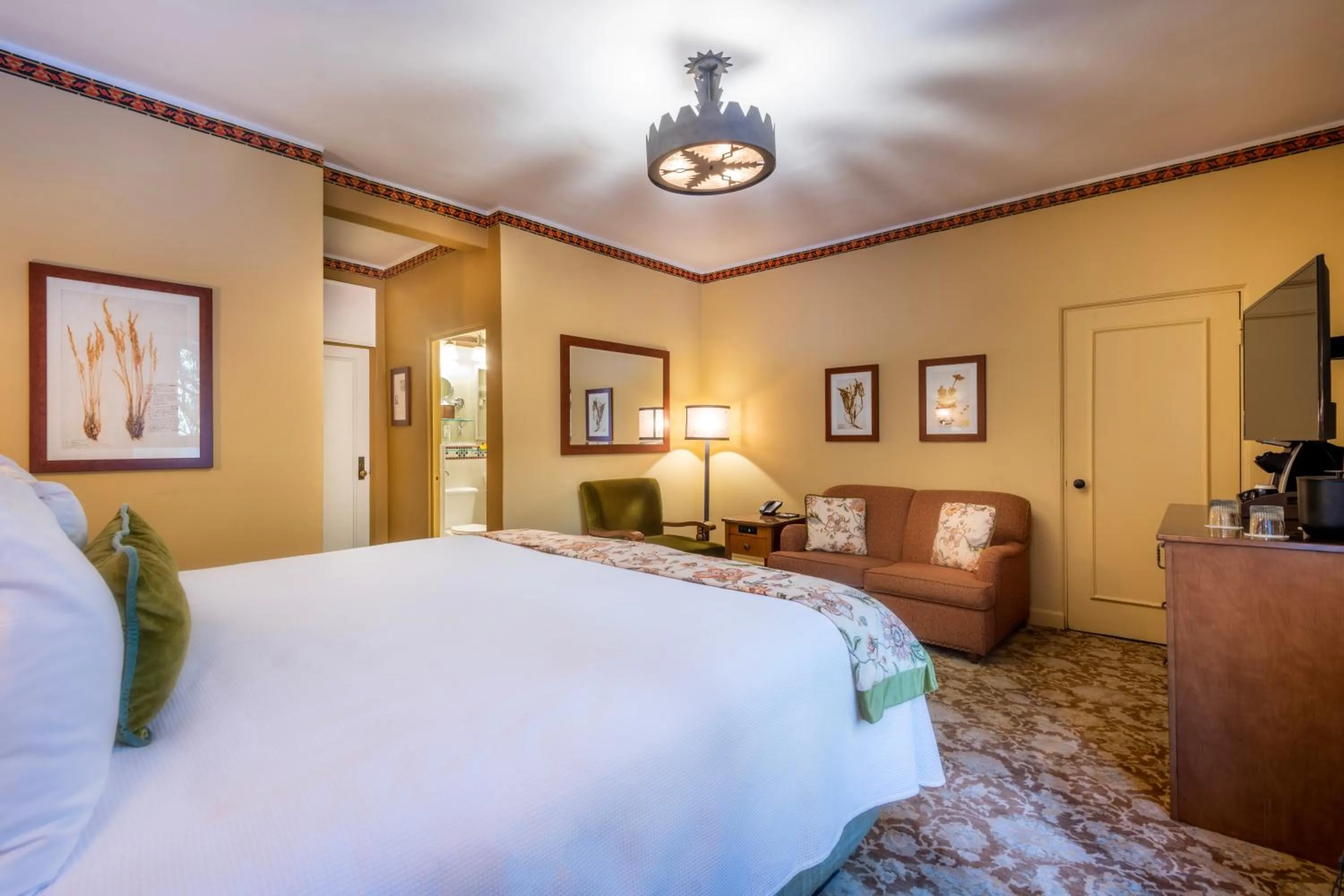Photo of the whole room, Bed in The Ahwahnee