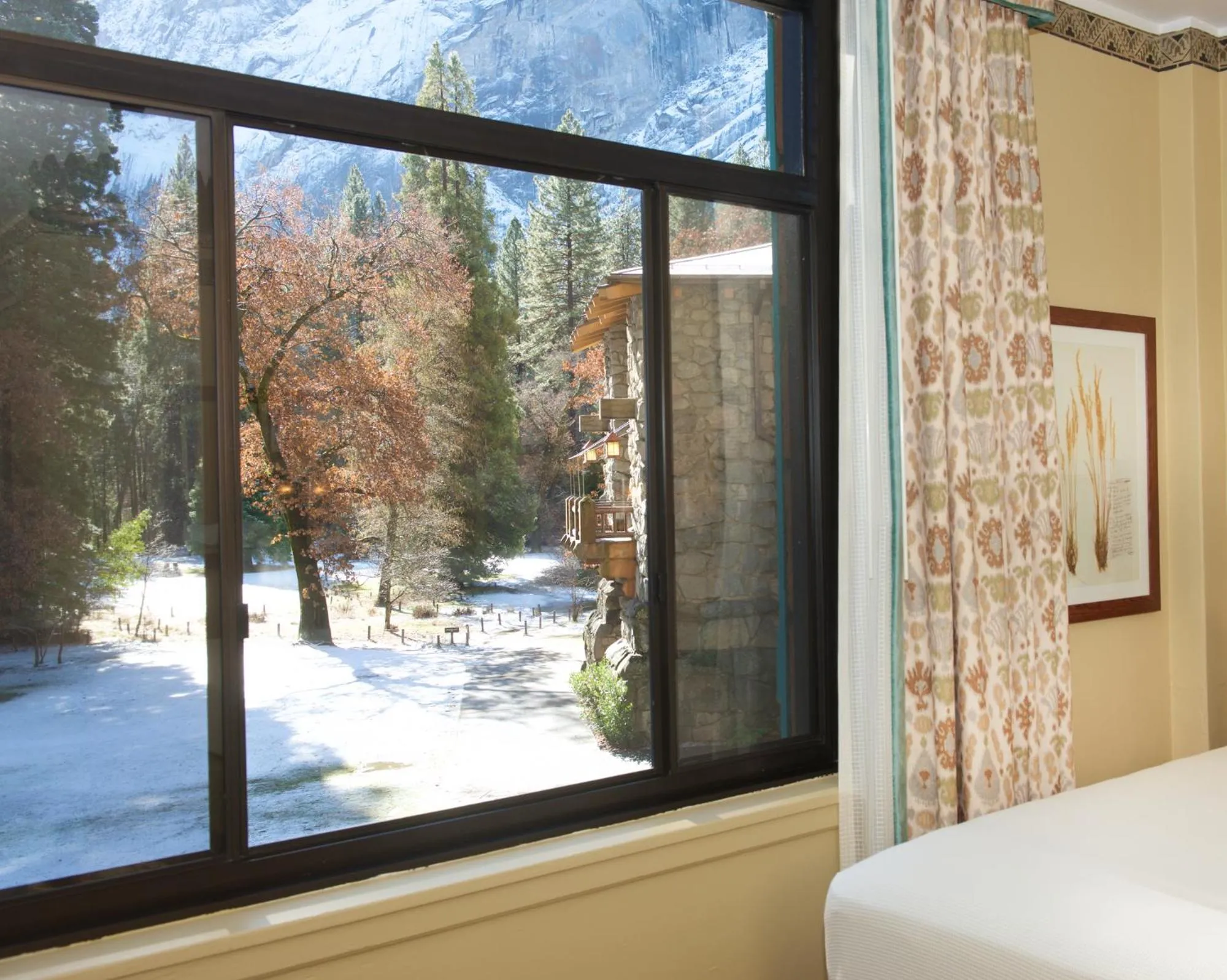 Landmark view, Bed in The Ahwahnee