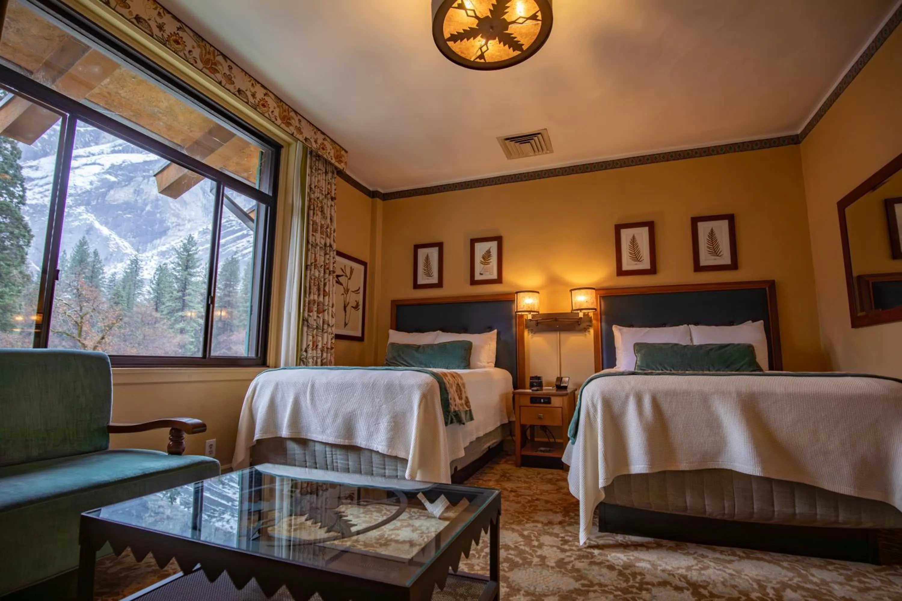 Mountain view, Bed in The Ahwahnee