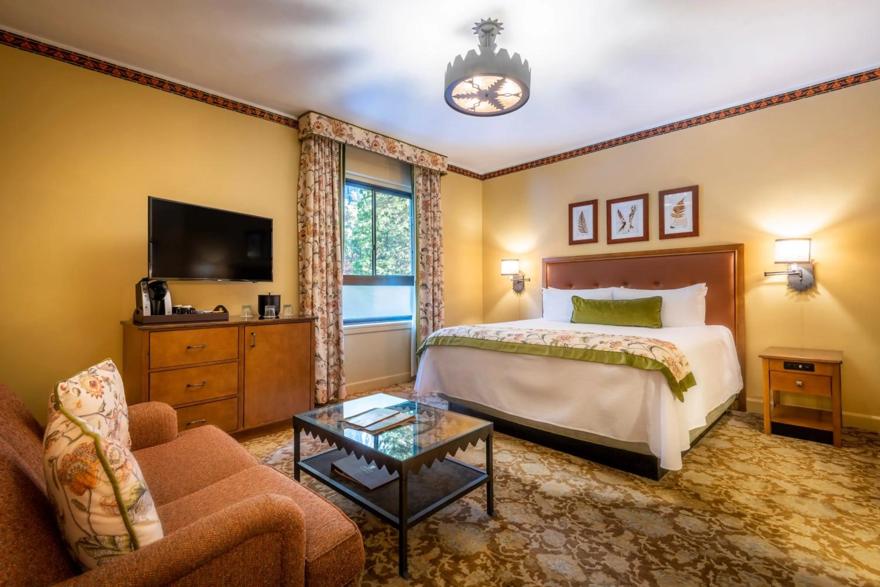 Photo of the whole room, Bed in The Ahwahnee