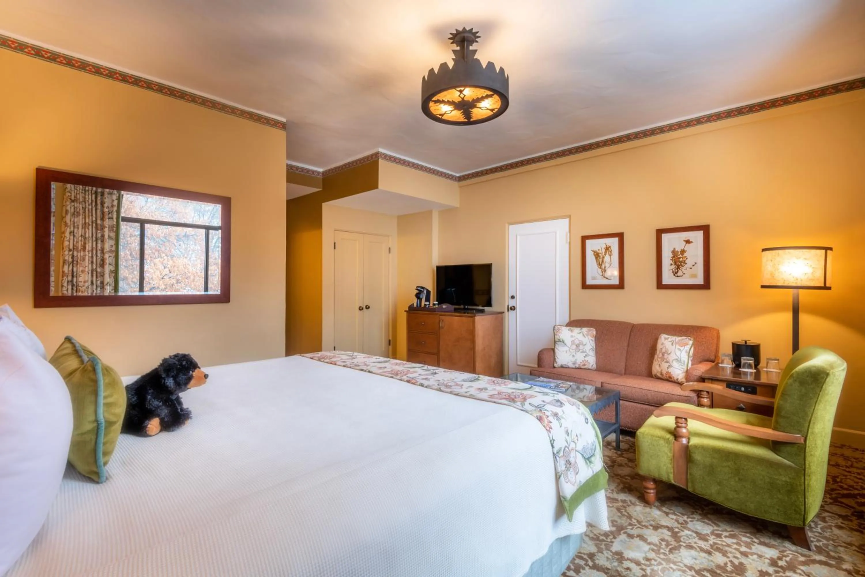 Photo of the whole room, Bed in The Ahwahnee