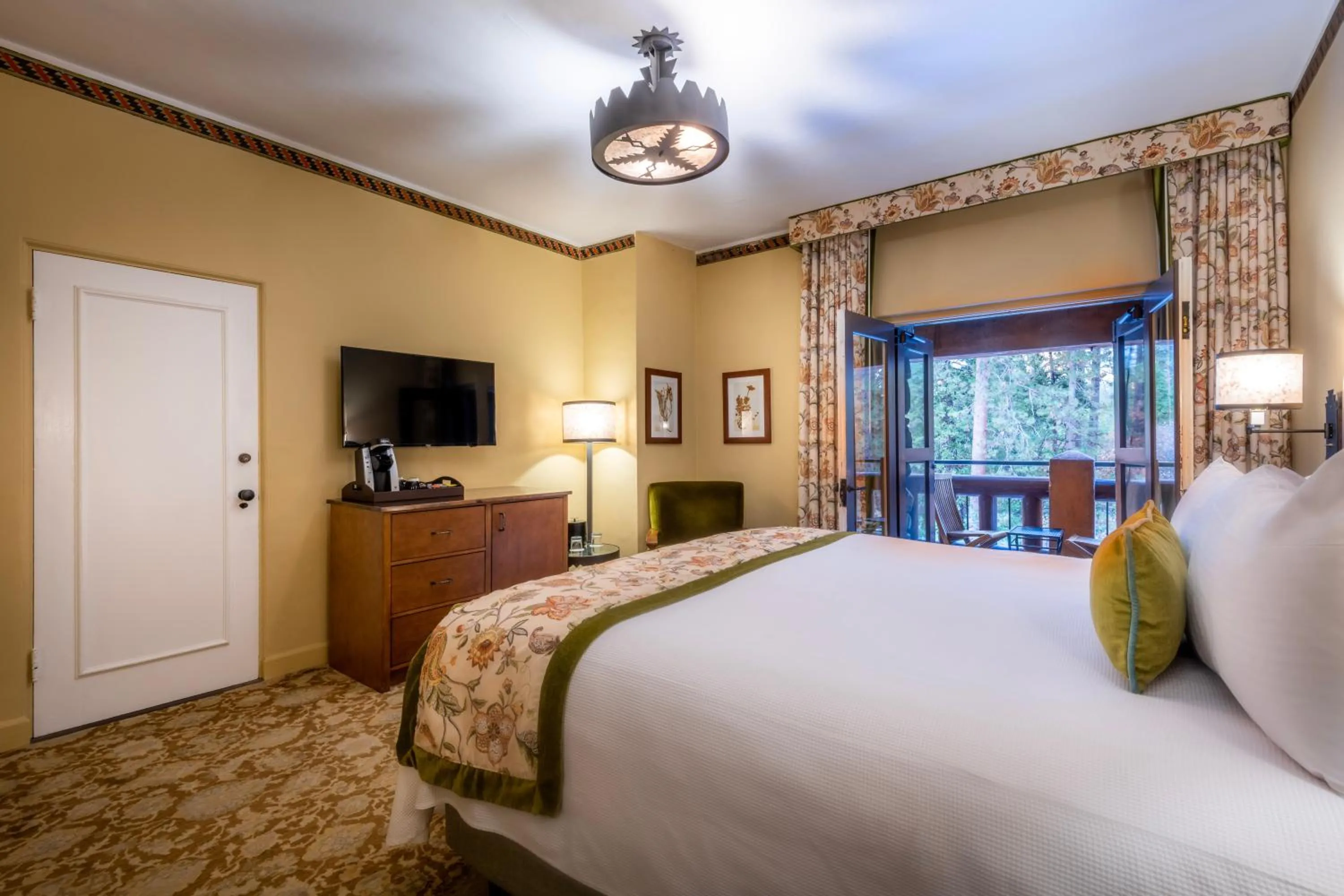 Balcony/Terrace, Bed in The Ahwahnee