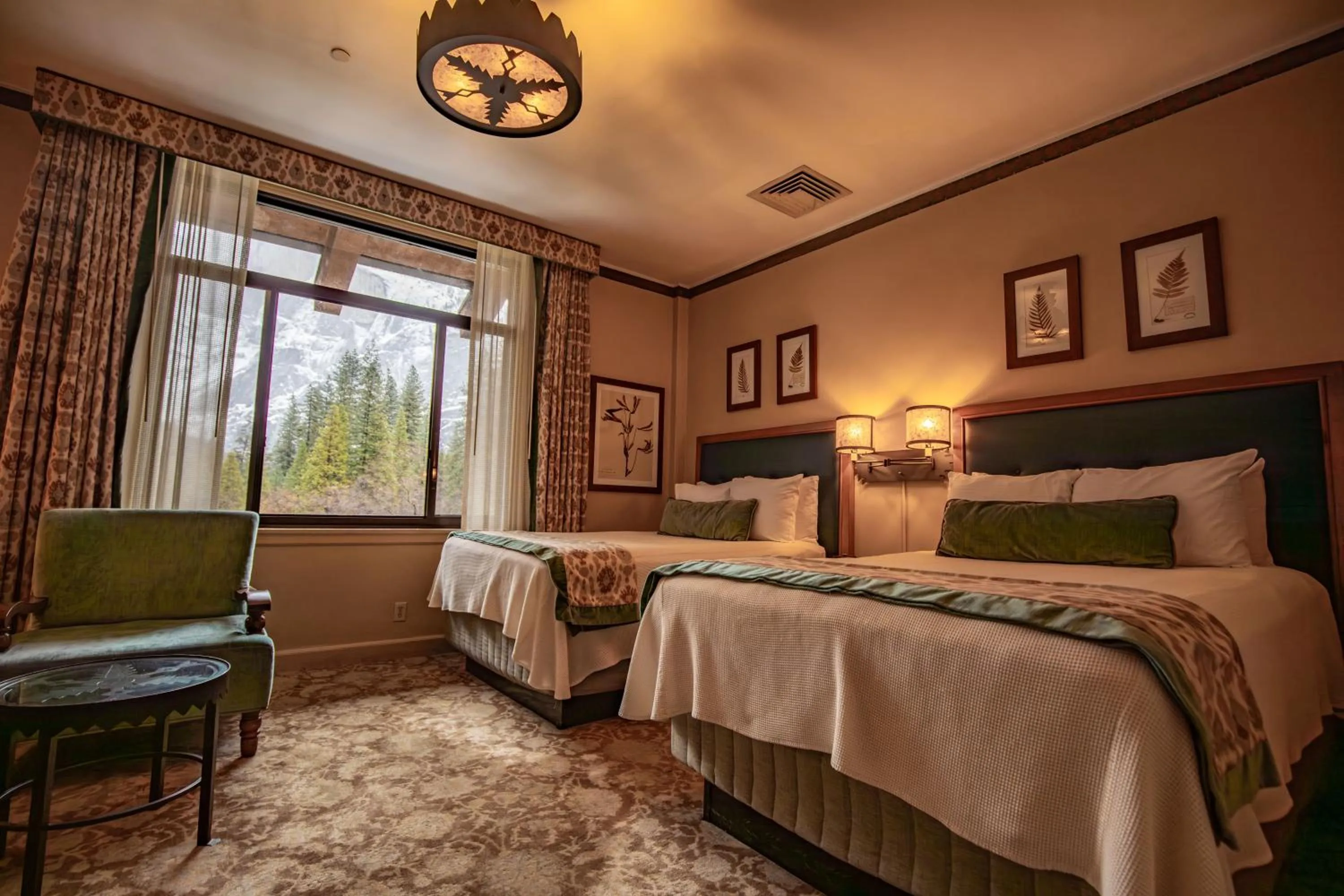 Mountain view, Bed in The Ahwahnee