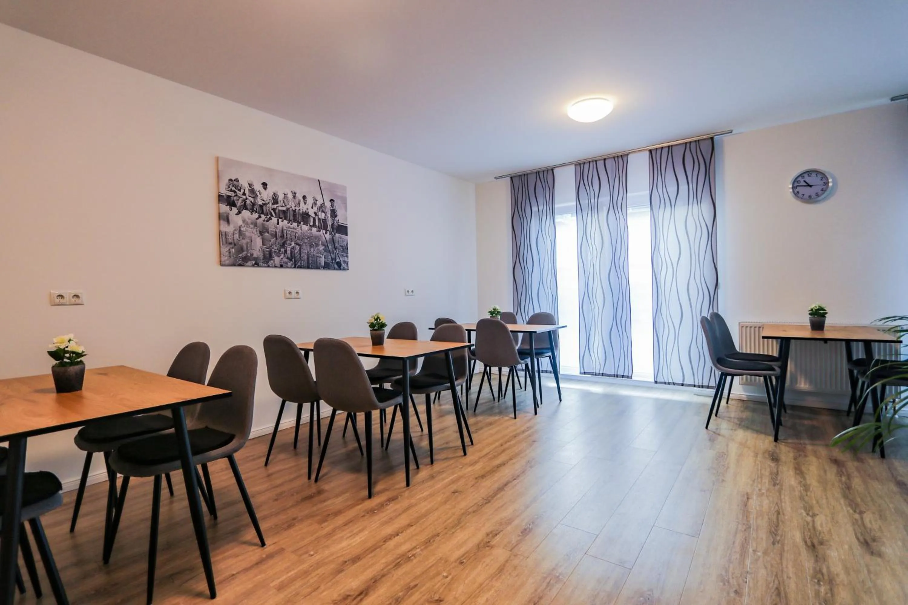 Communal lounge/ TV room in Hotel sleep-station