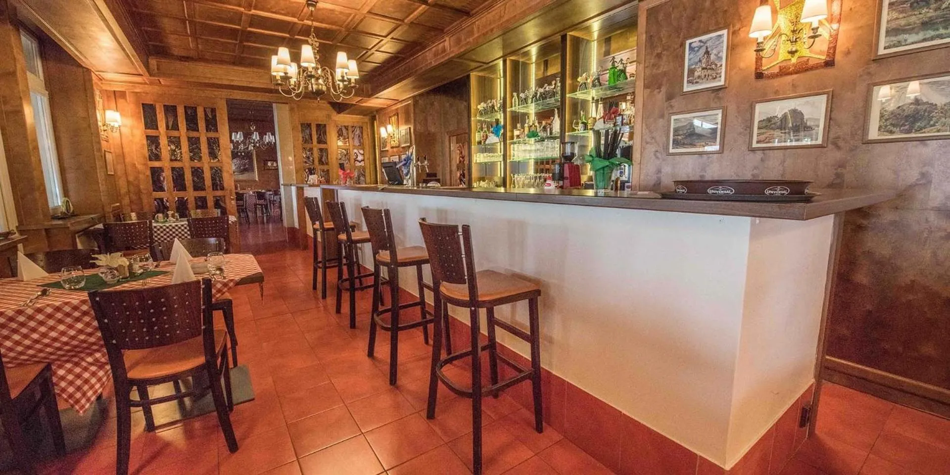 Restaurant/places to eat in Hotel Avion