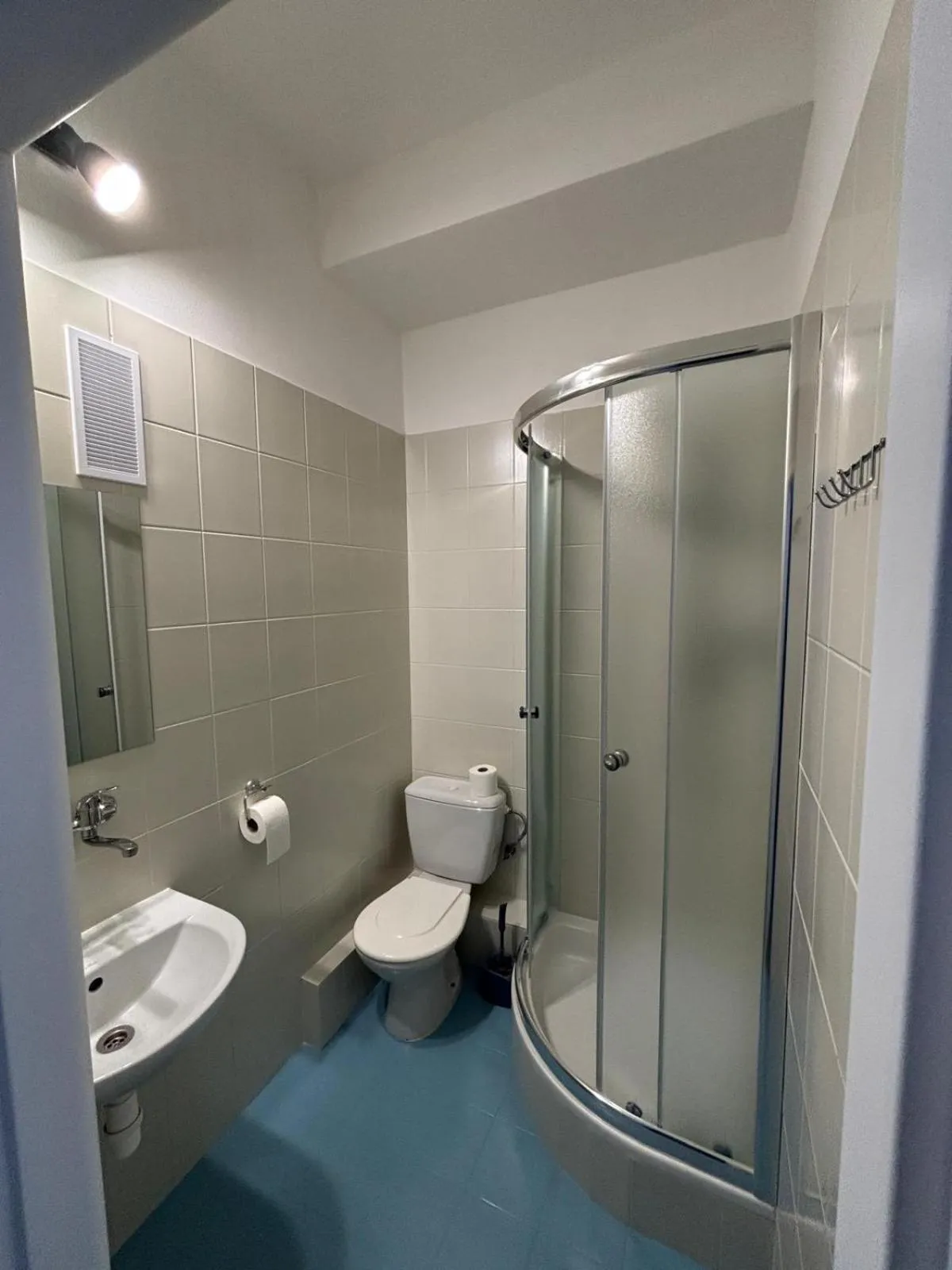 Shower in Hotel Avion