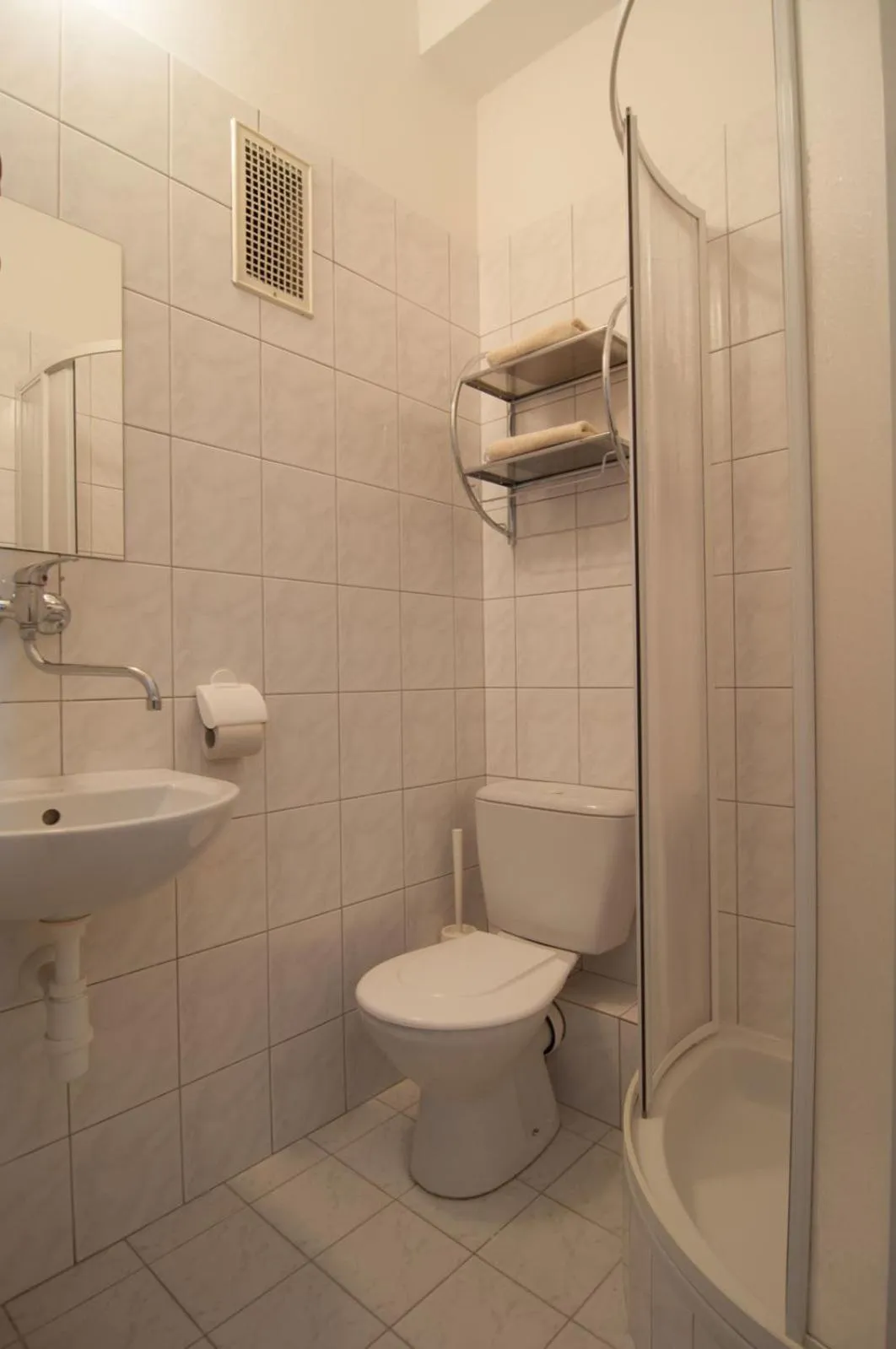 Shower in Hotel Avion