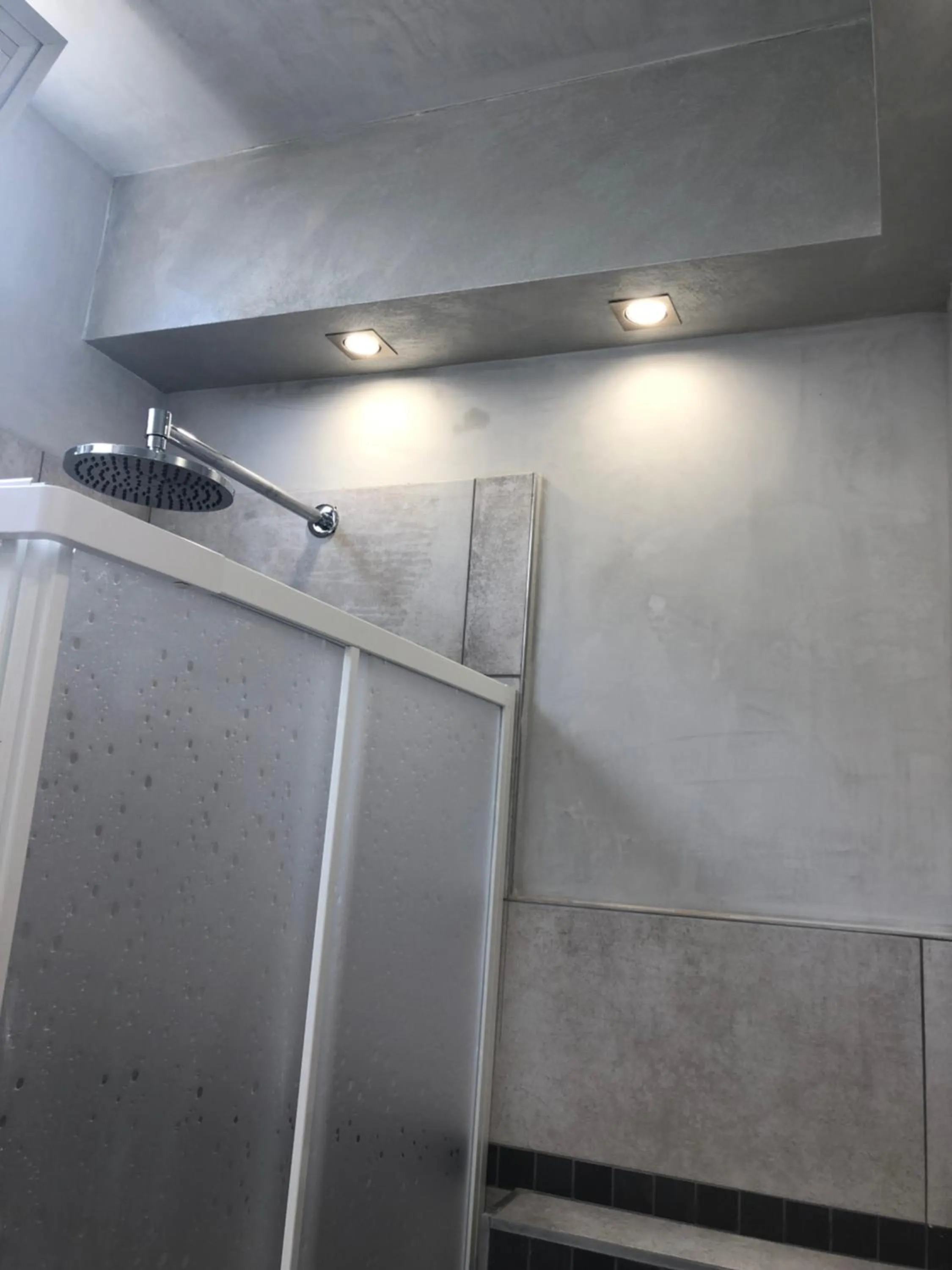 Shower in Hotel Monti