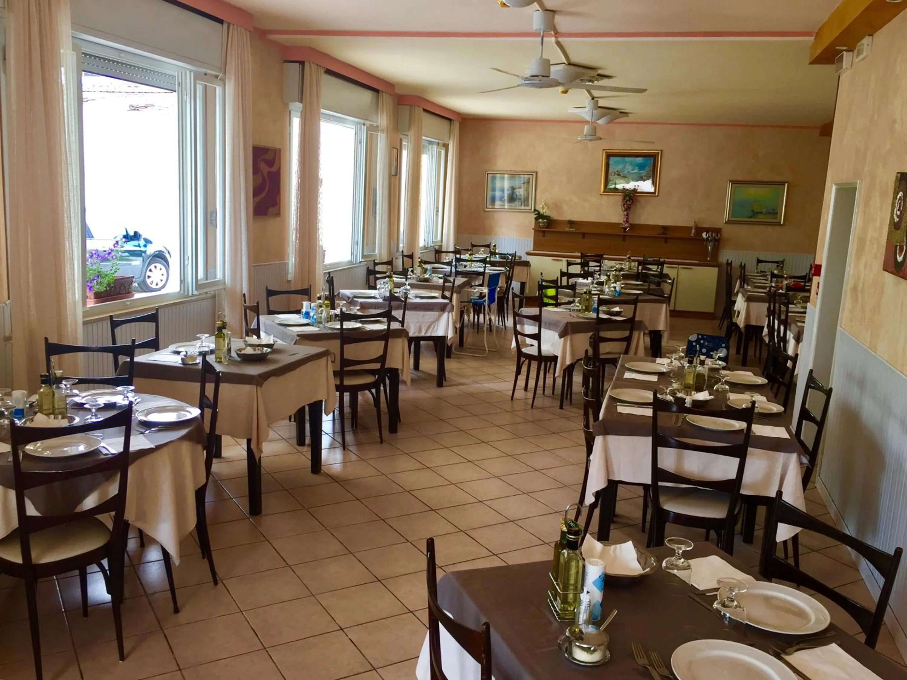 Restaurant/places to eat in Hotel Monti