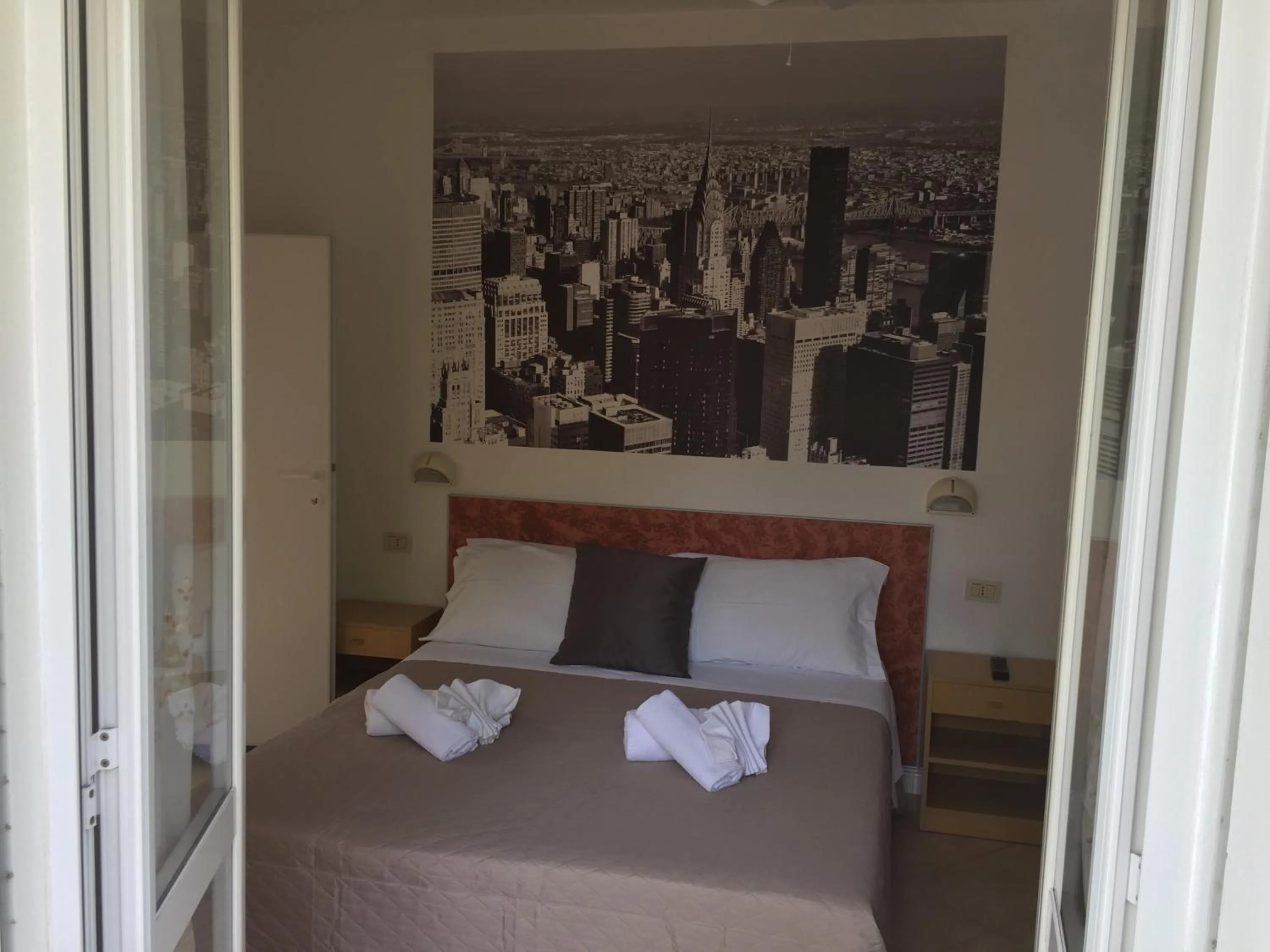 Shower, Bed in Hotel Monti