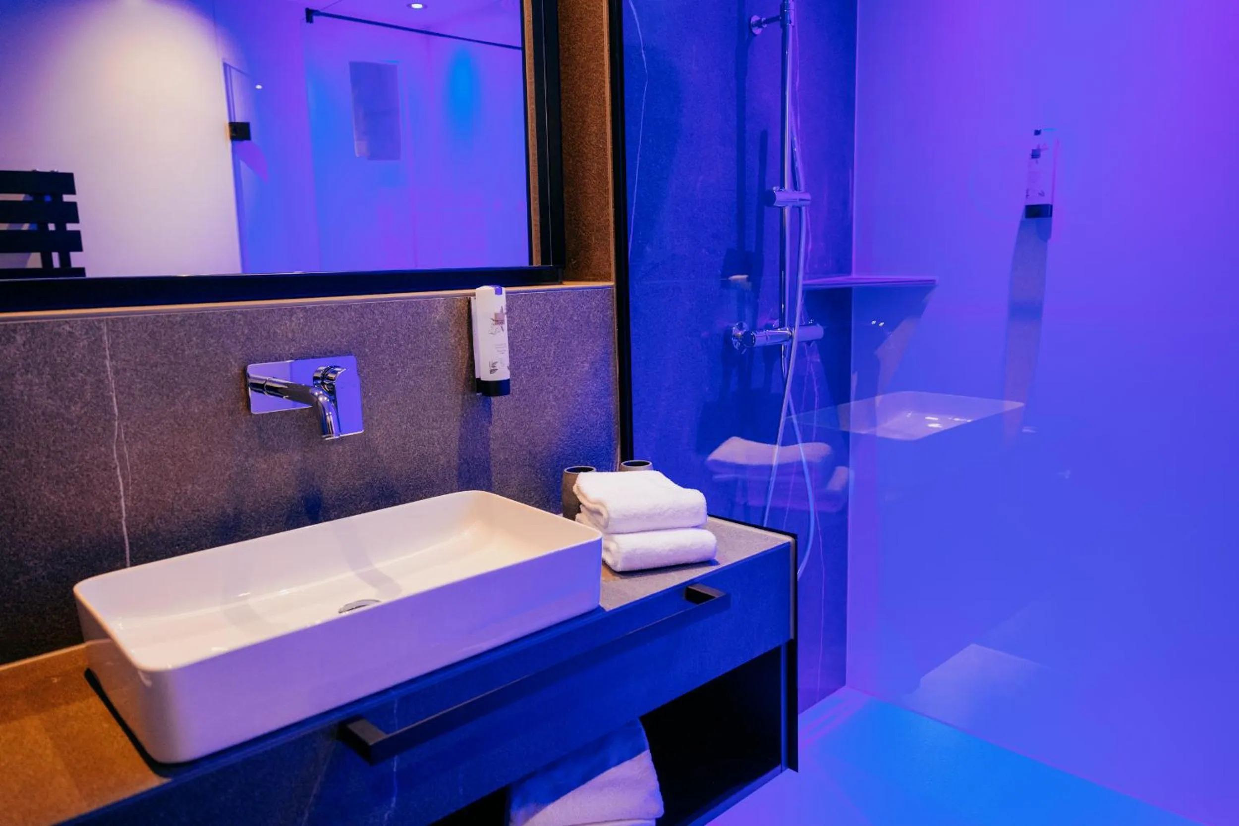 Shower in Aqua Blu Hotel