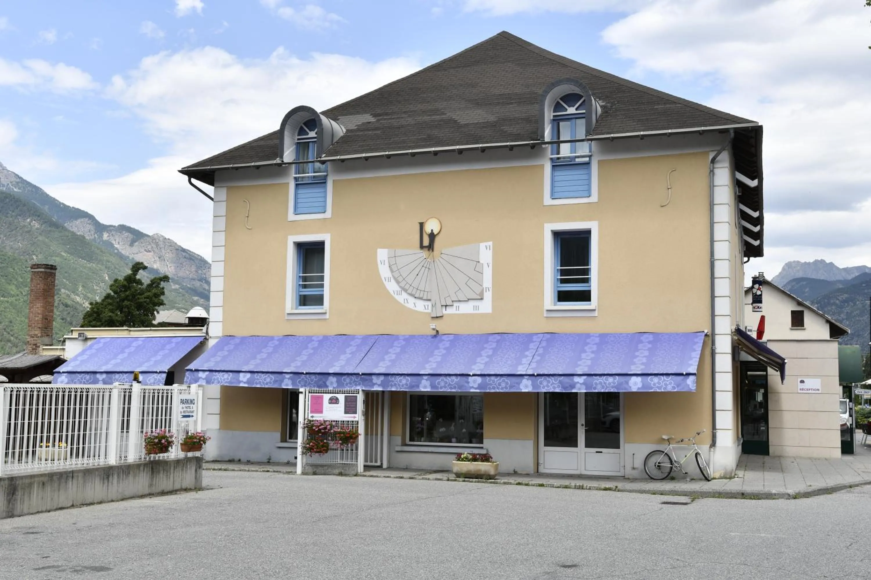 Facade/entrance in Hôtel Lacour