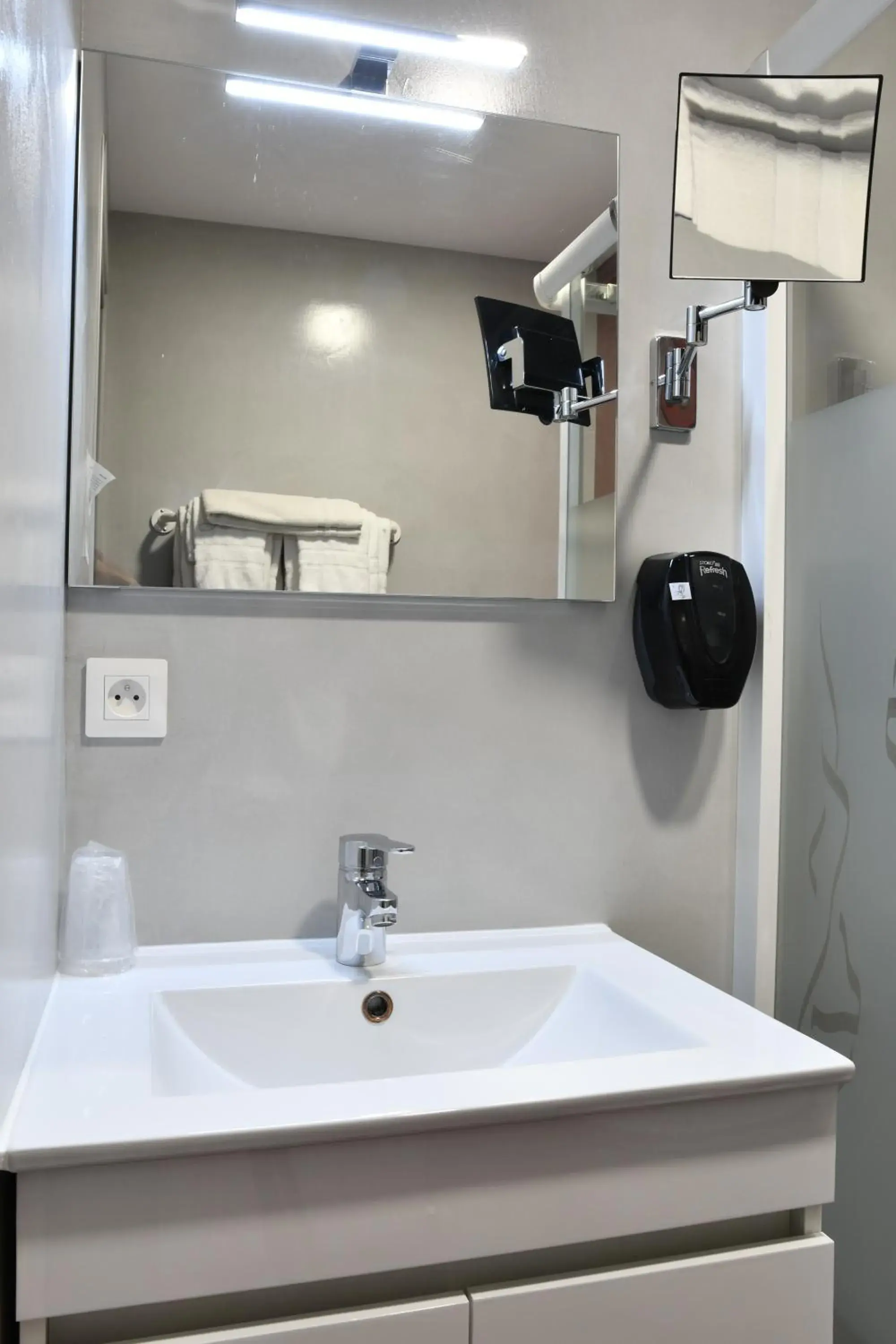 Superior Triple Room with Balcony Garden View in Hôtel Lacour Superior Triple Room with Balcony Garden View in Hôtel Lacour