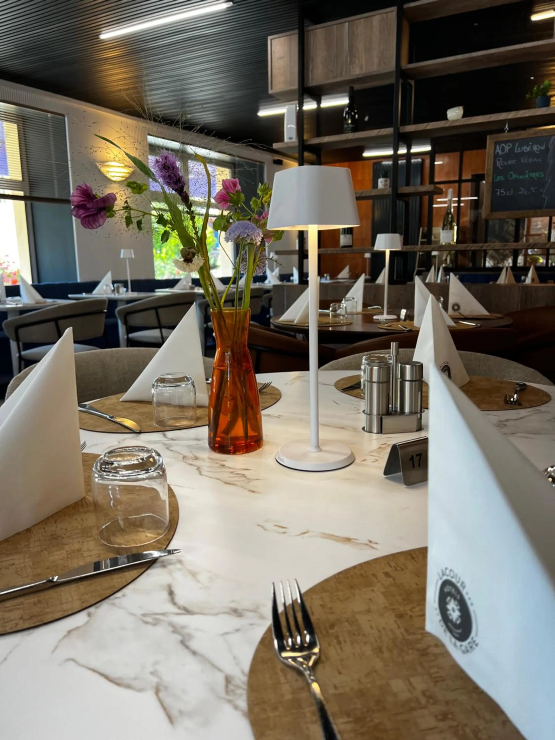 Restaurant/places to eat in Hôtel Lacour