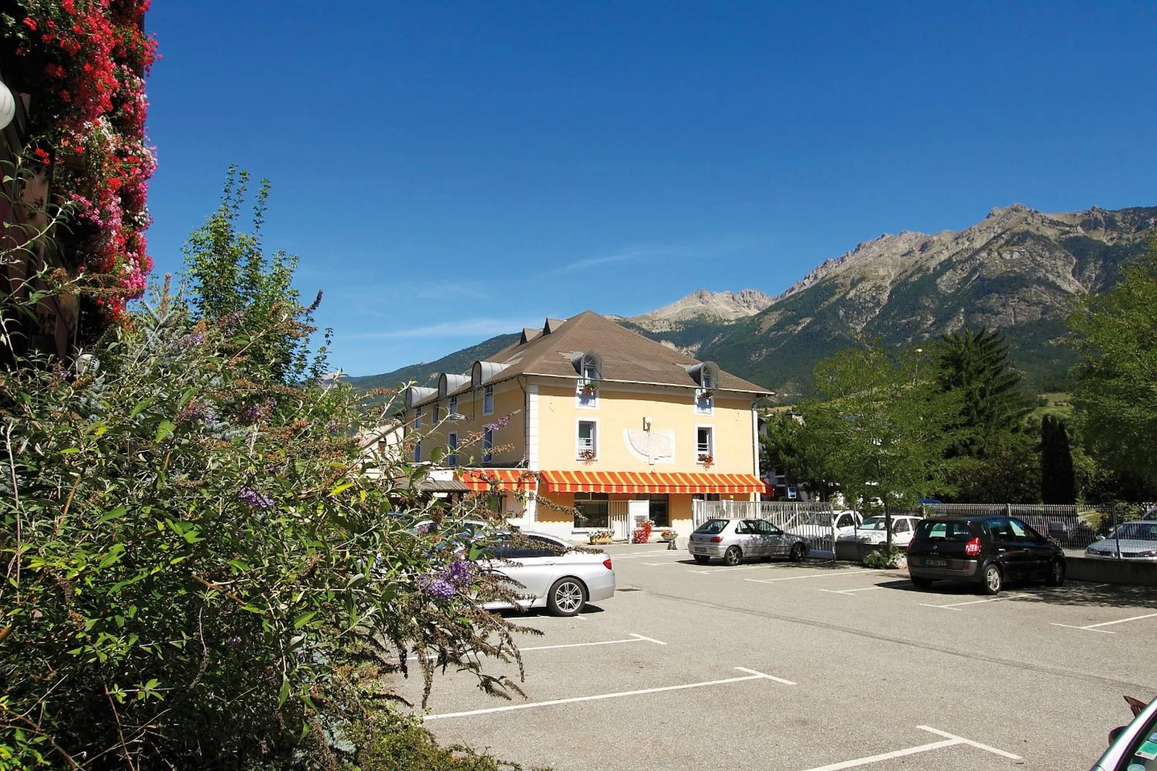 Property building in Hôtel Lacour