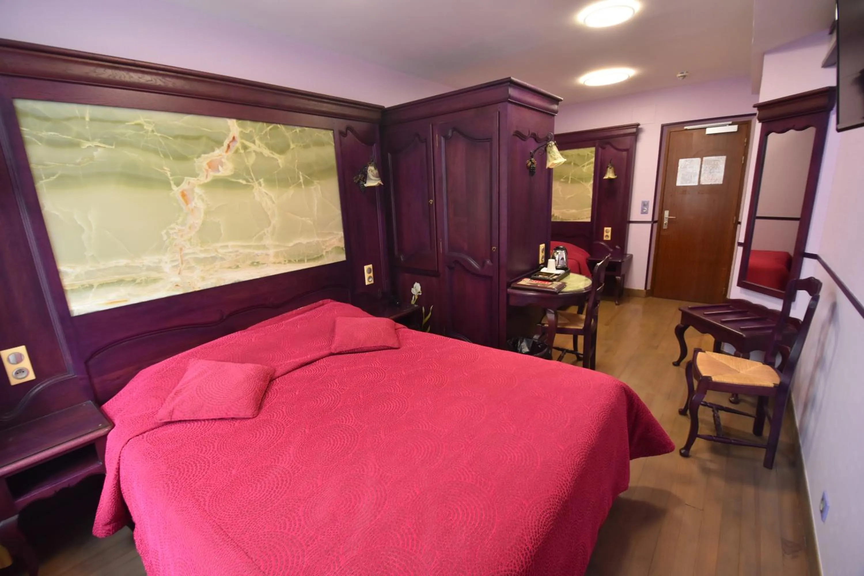 Bed in Hôtel De Calais