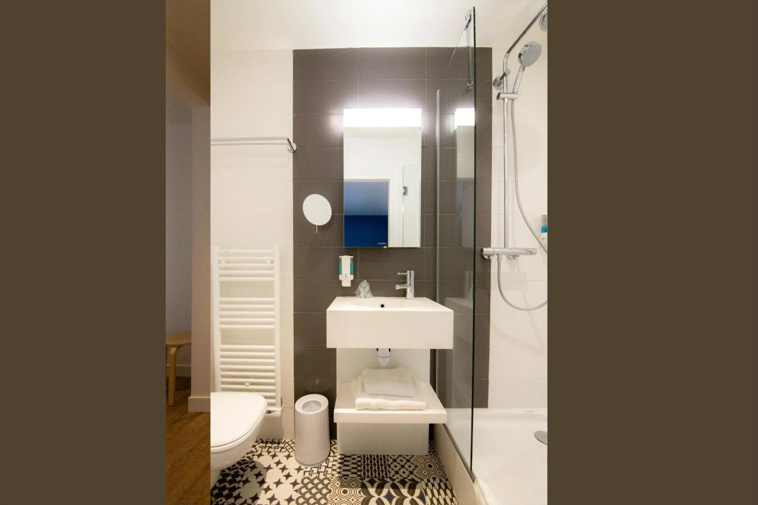 Shower in La Regence