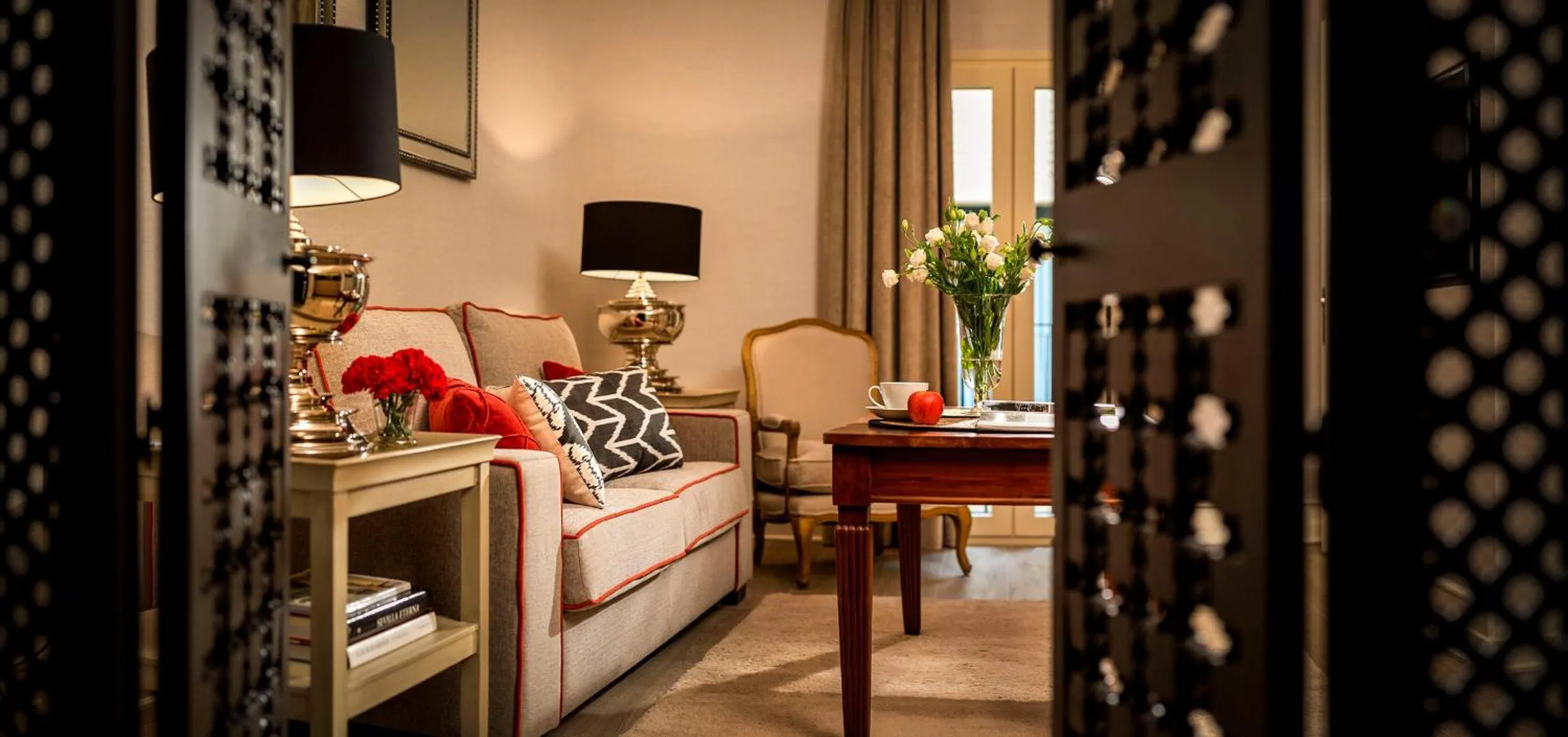 Communal lounge/ TV room in Casa de Triana Luxury Suites by Casa del Poeta