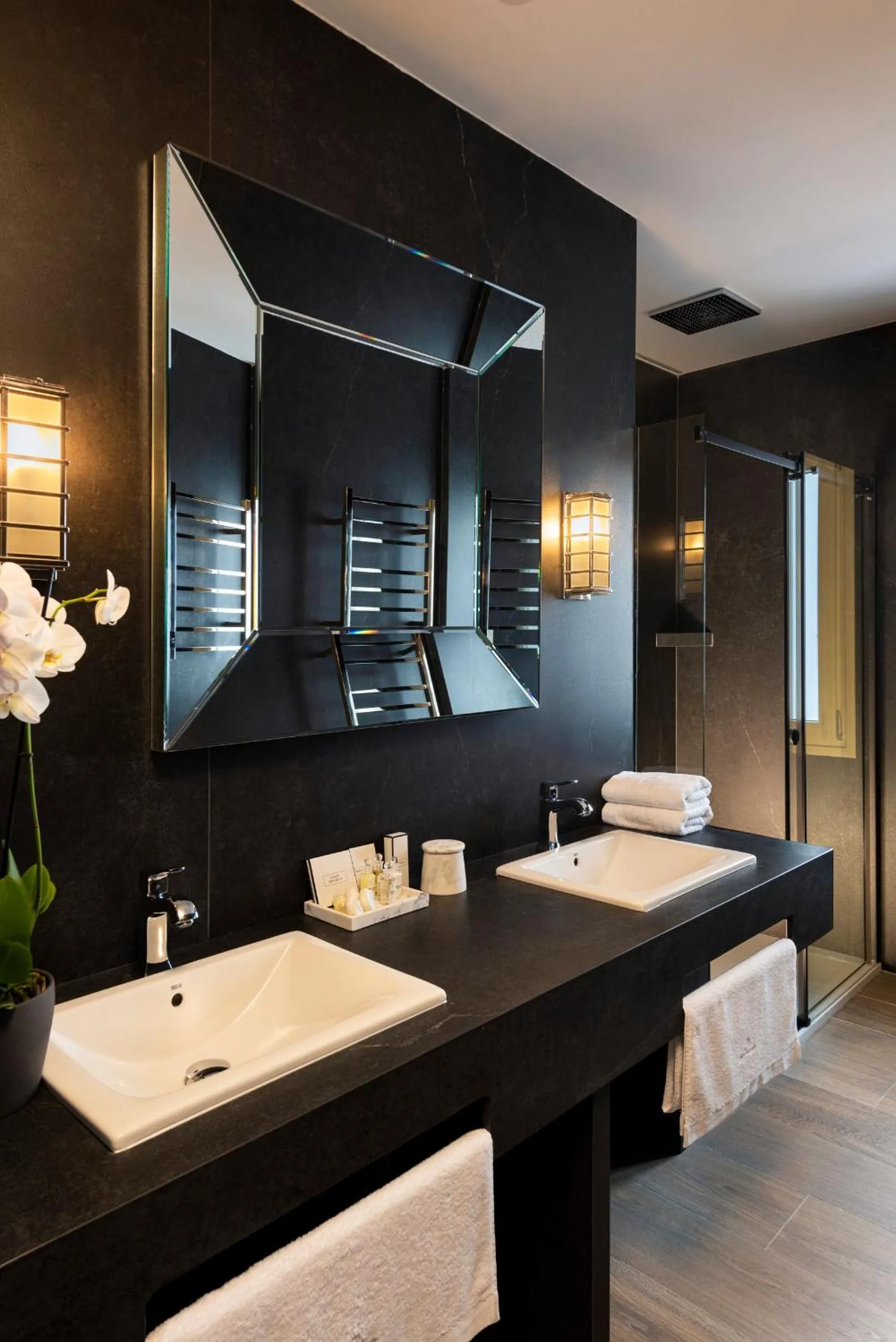 Bathroom in Casa de Triana Luxury Suites by Casa del Poeta