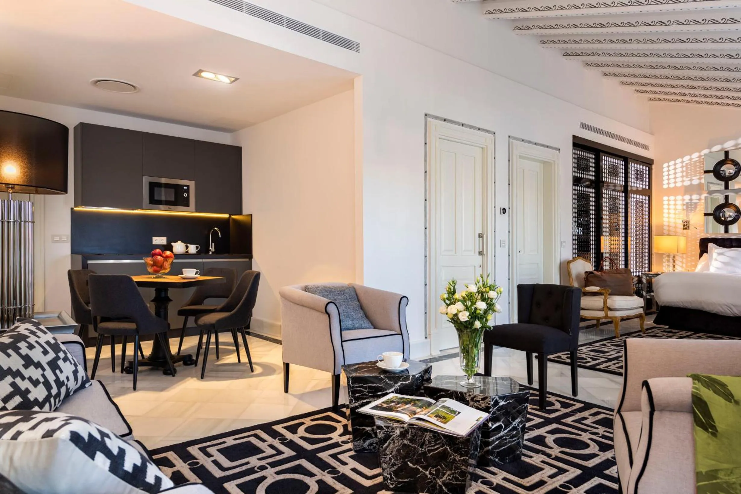 Kitchen or kitchenette in Casa de Triana Luxury Suites by Casa del Poeta