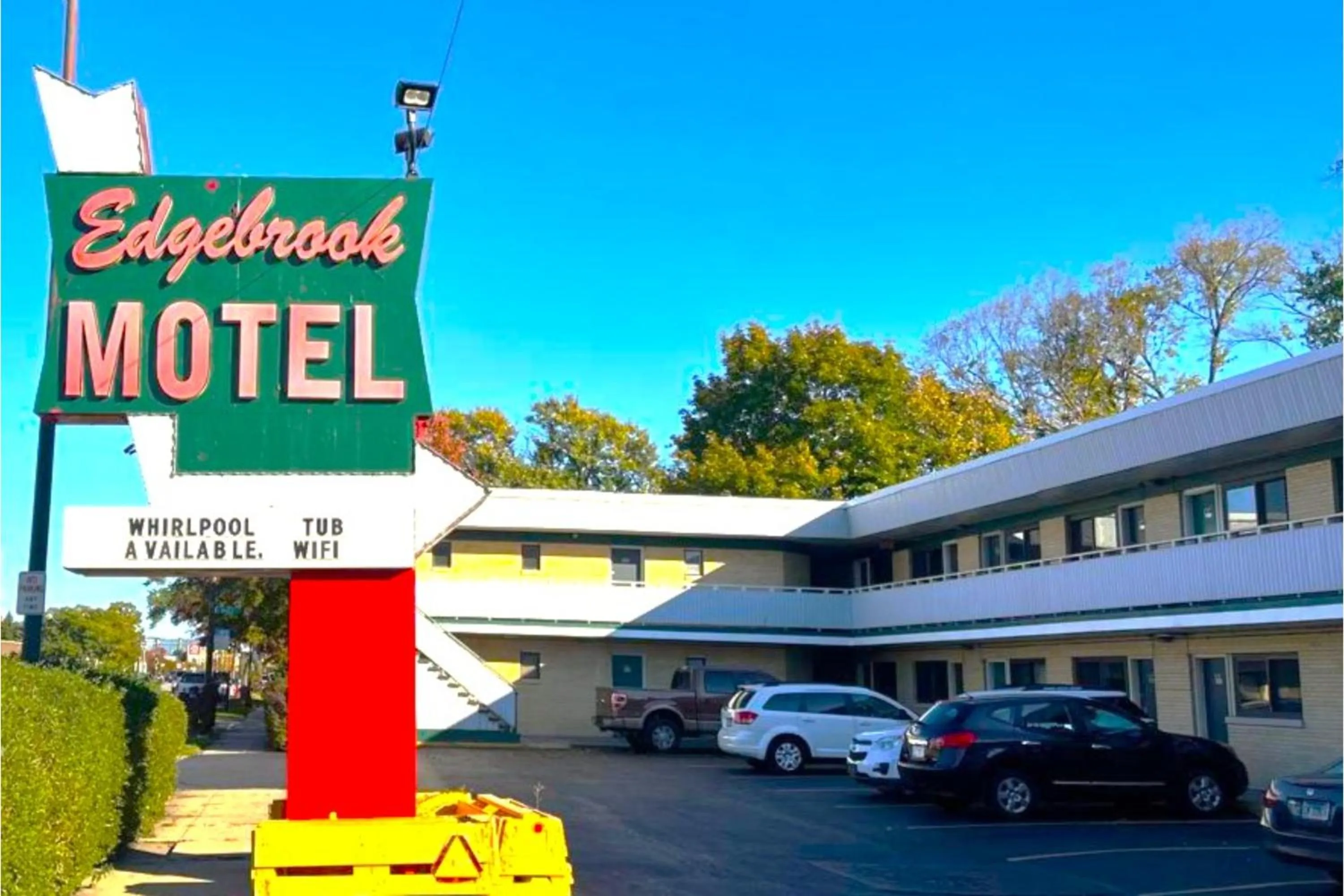 Parking in Motel Edgebrook Chicago North Shore By Oyo