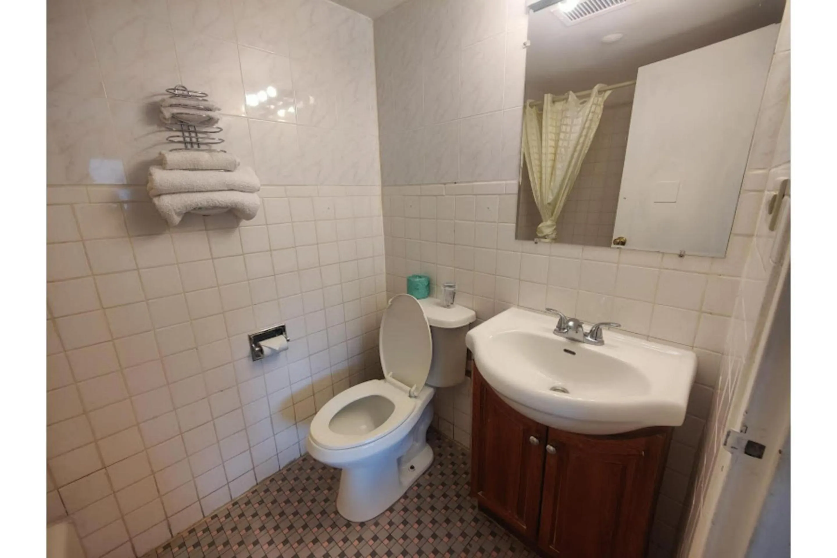 Bathroom in Motel Edgebrook Chicago North Shore By Oyo