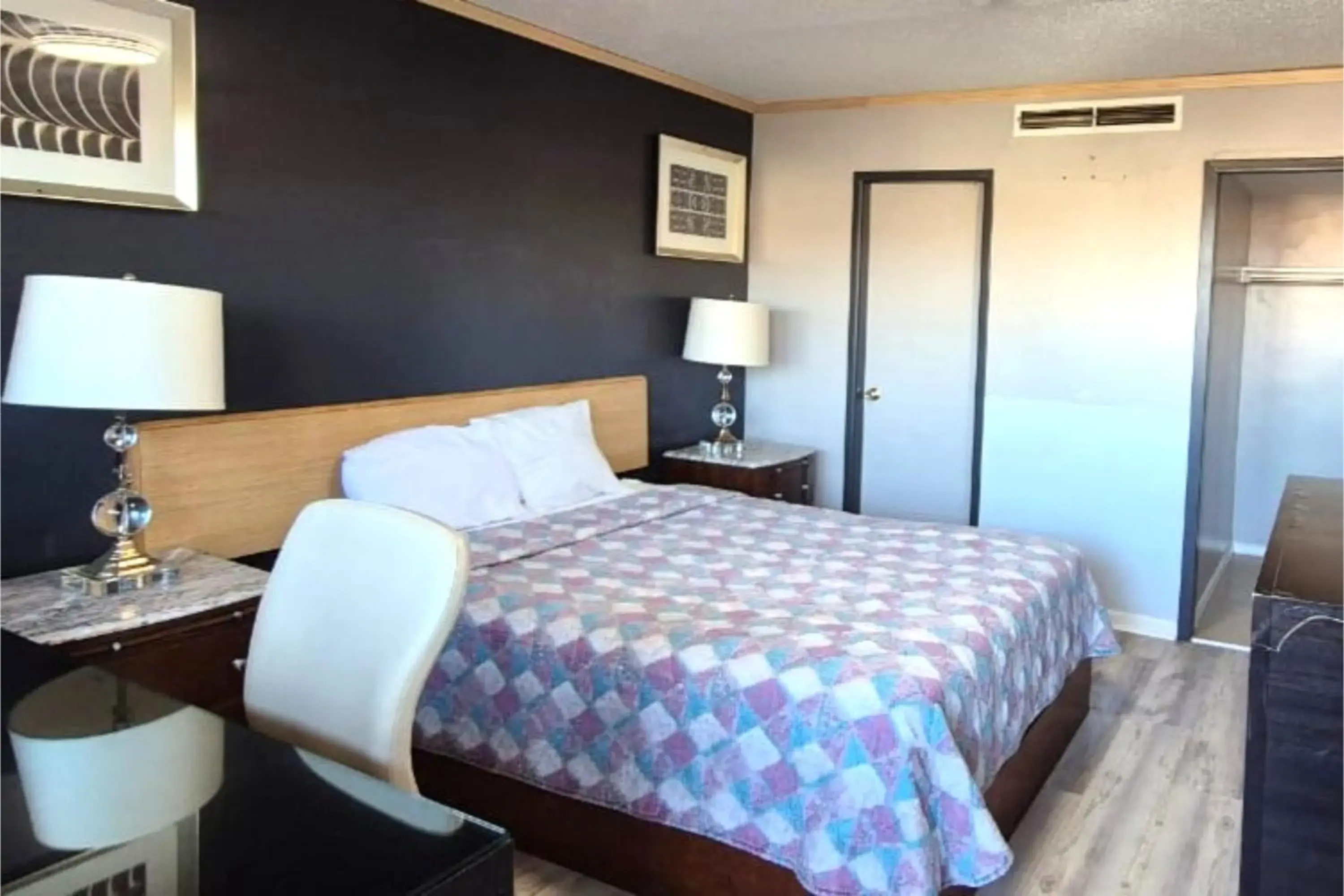 Queen Bed Non-Smoking in Motel Edgebrook Chicago North Shore By Oyo Queen Bed Non-Smoking in Motel Edgebrook Chicago North Shore By Oyo