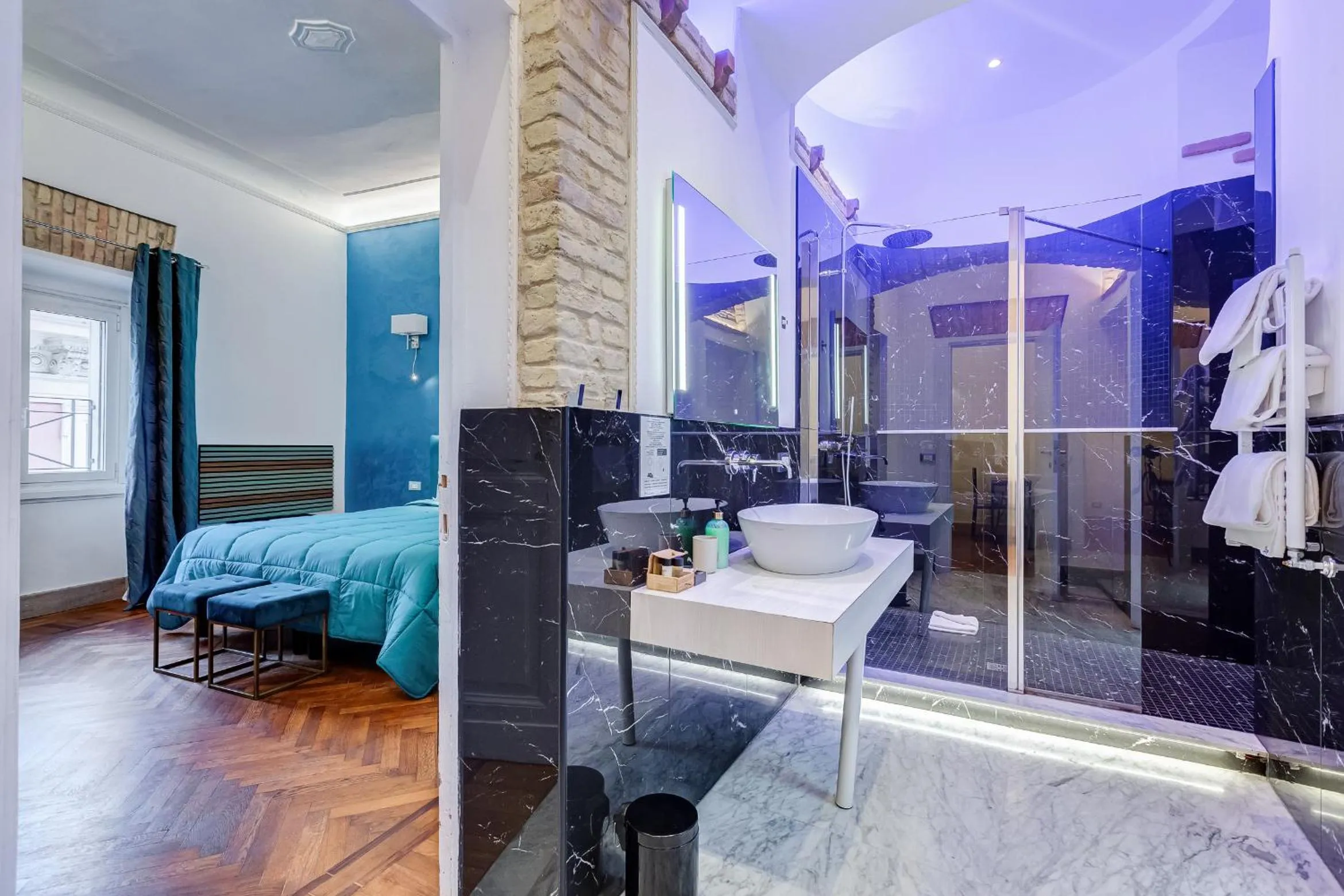 Shower, Bed in Navona Queen Rooftop