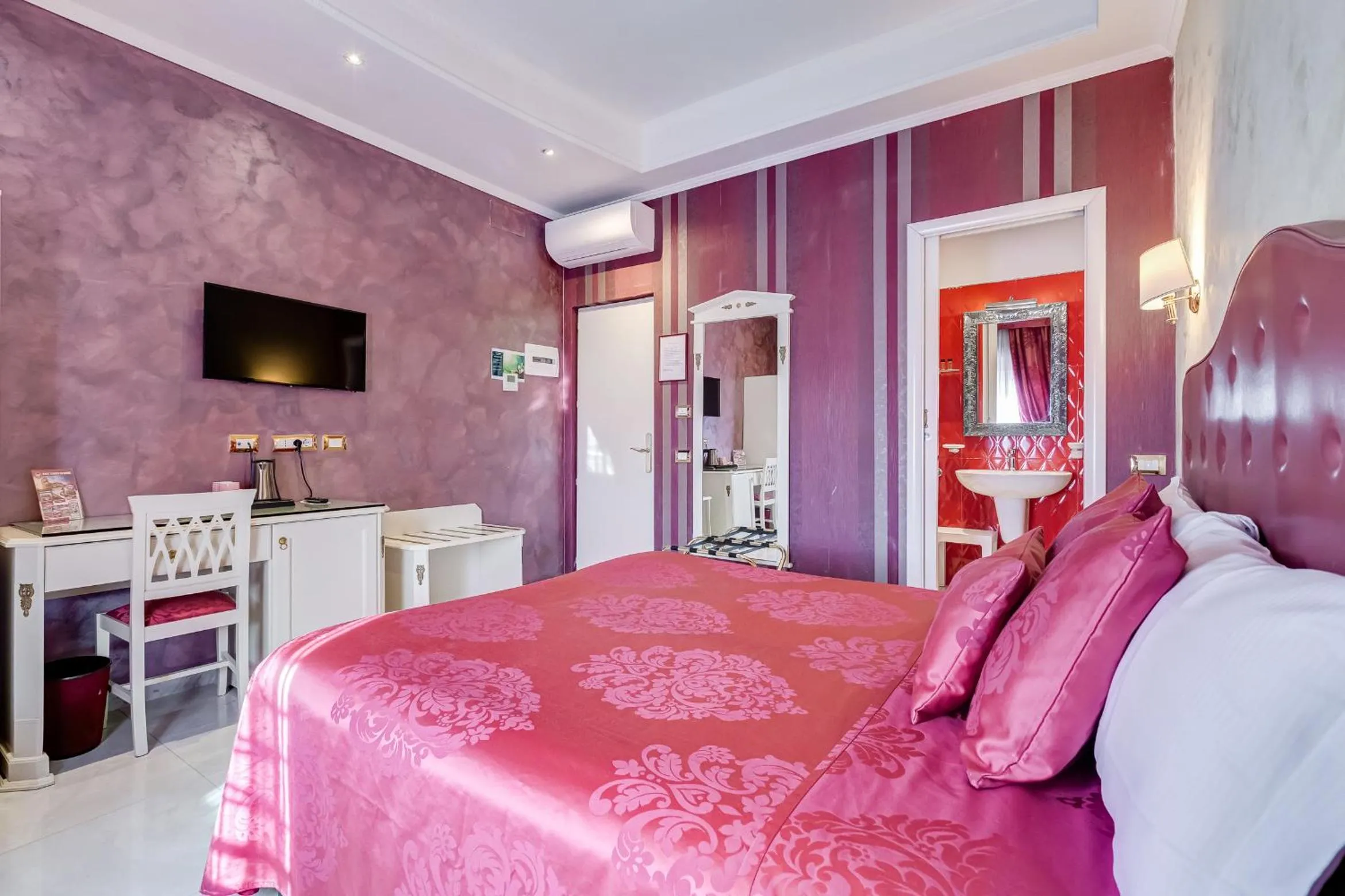 Photo of the whole room, Bed in Navona Queen Rooftop