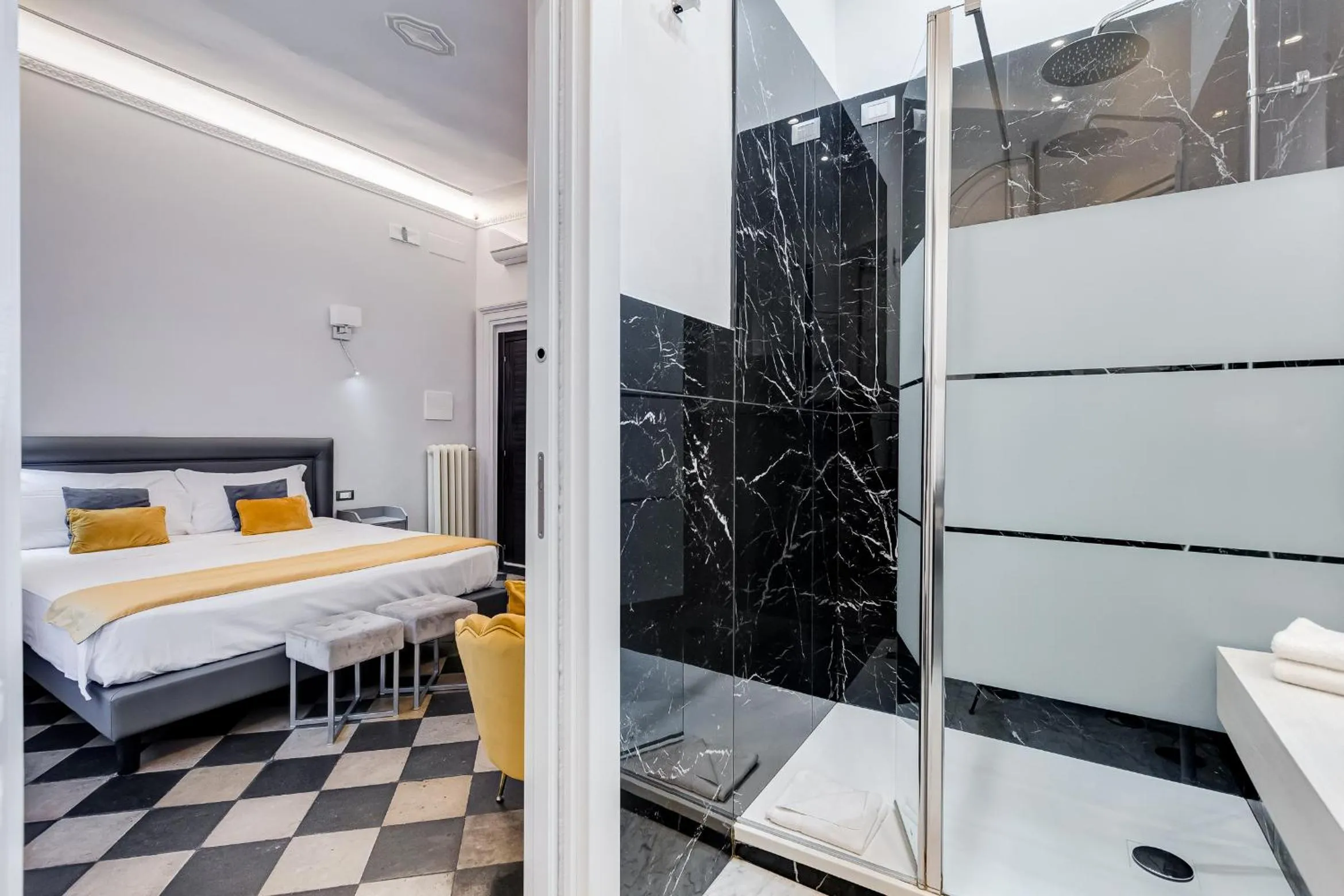 Photo of the whole room, Bed in Navona Queen Rooftop