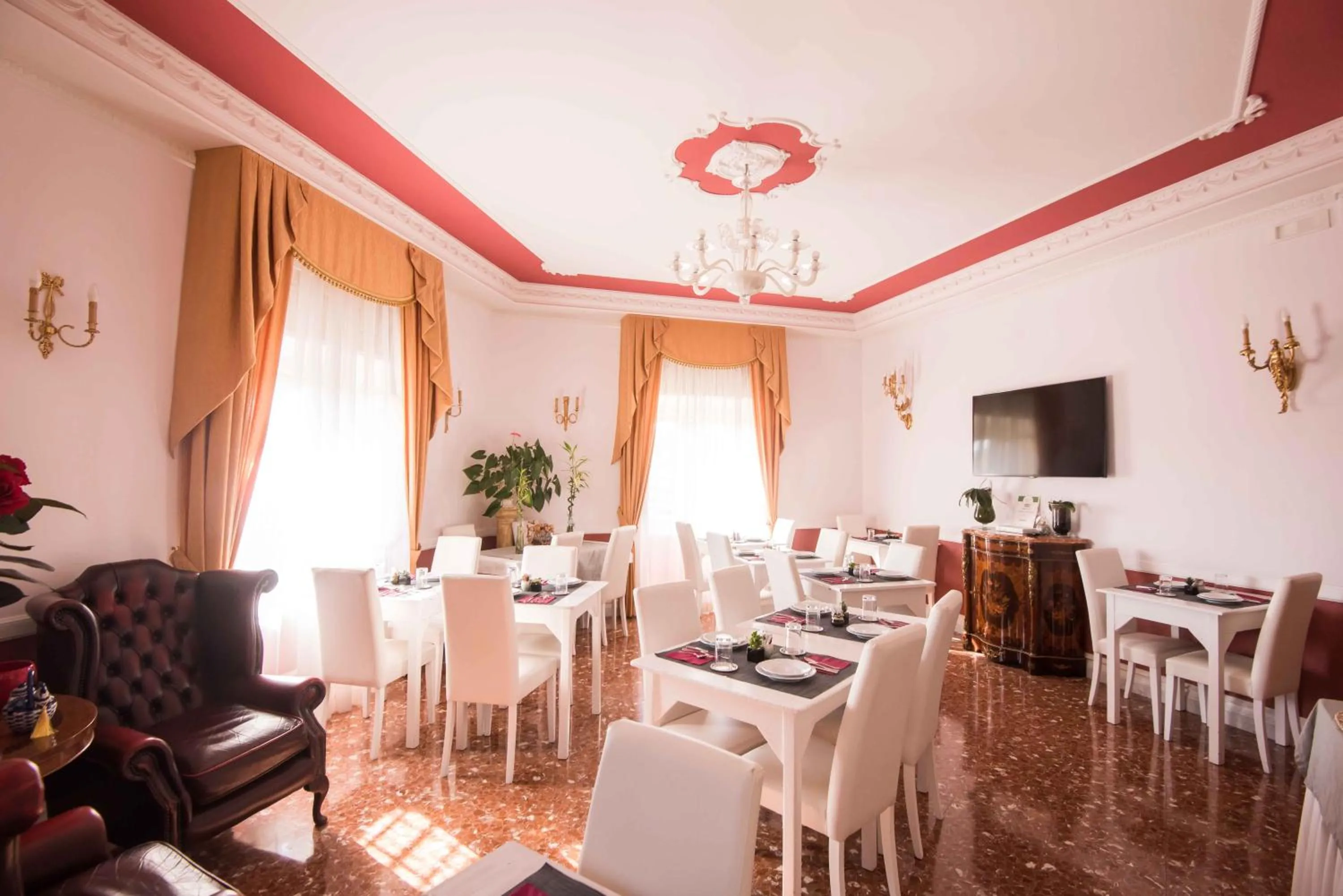 Food and drinks in Navona Queen Rooftop