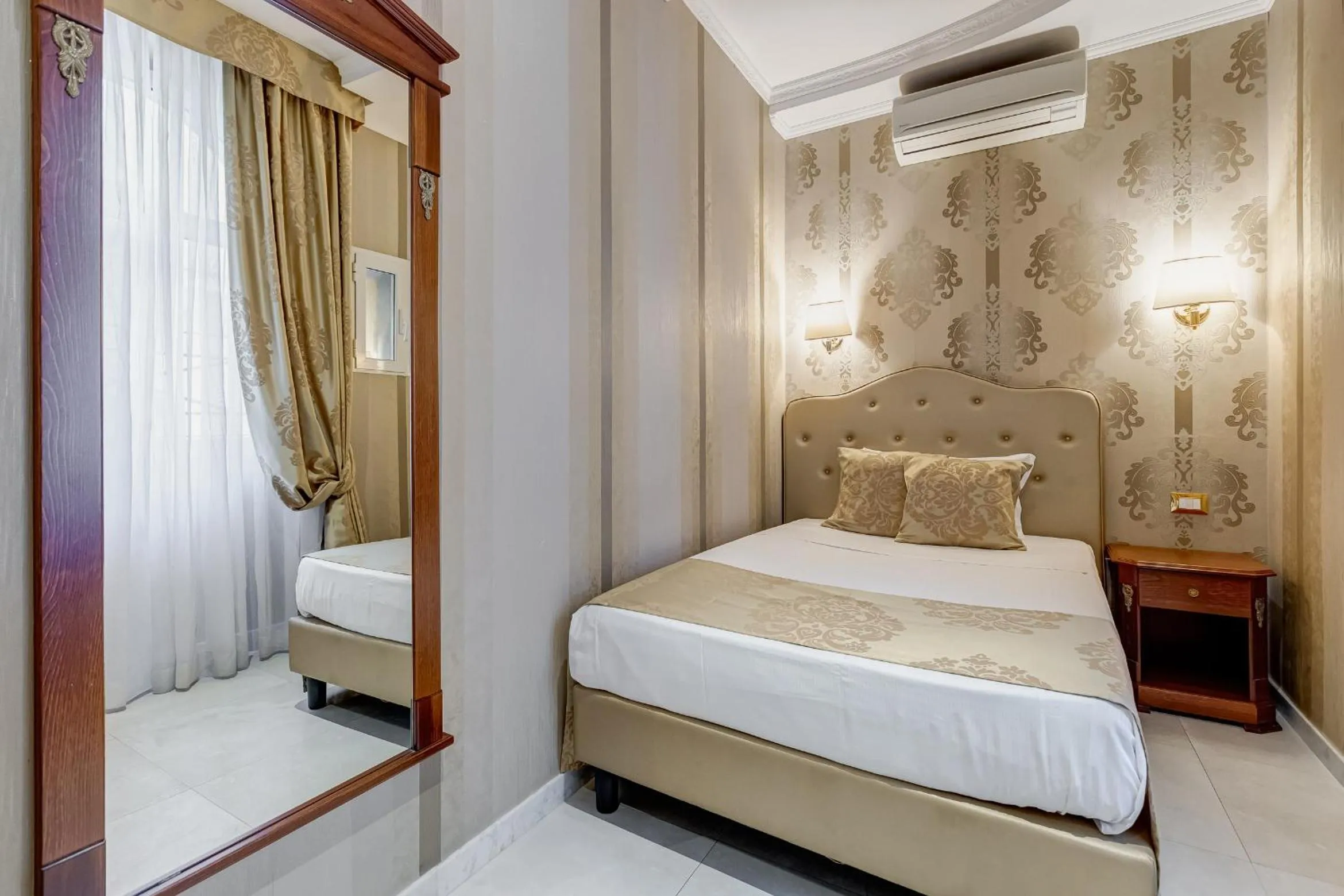 Photo of the whole room, Bed in Navona Queen Rooftop