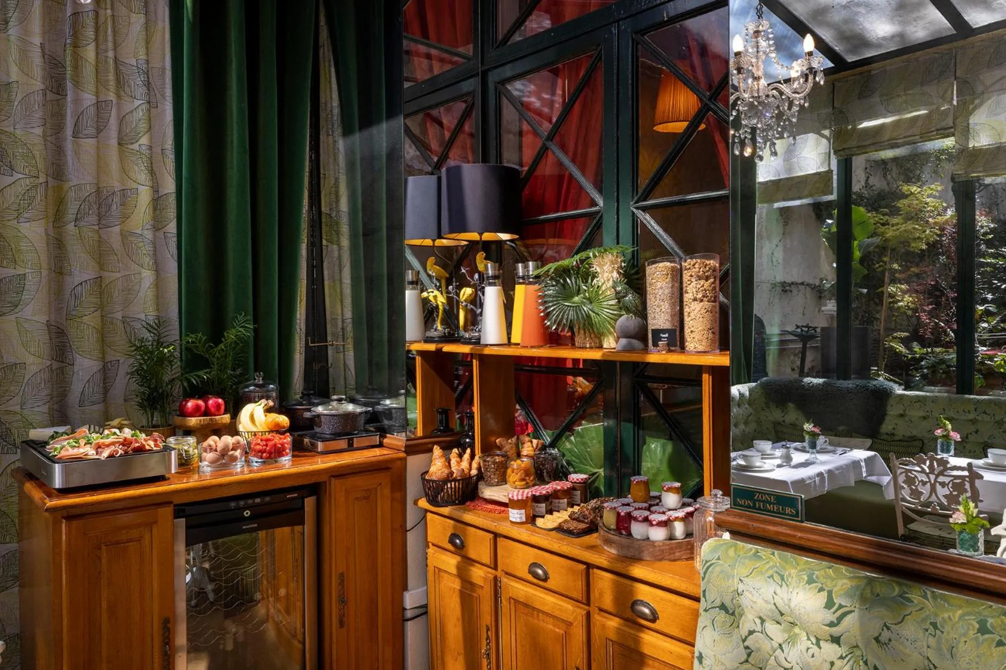 Buffet breakfast in Hôtel Des Marronniers