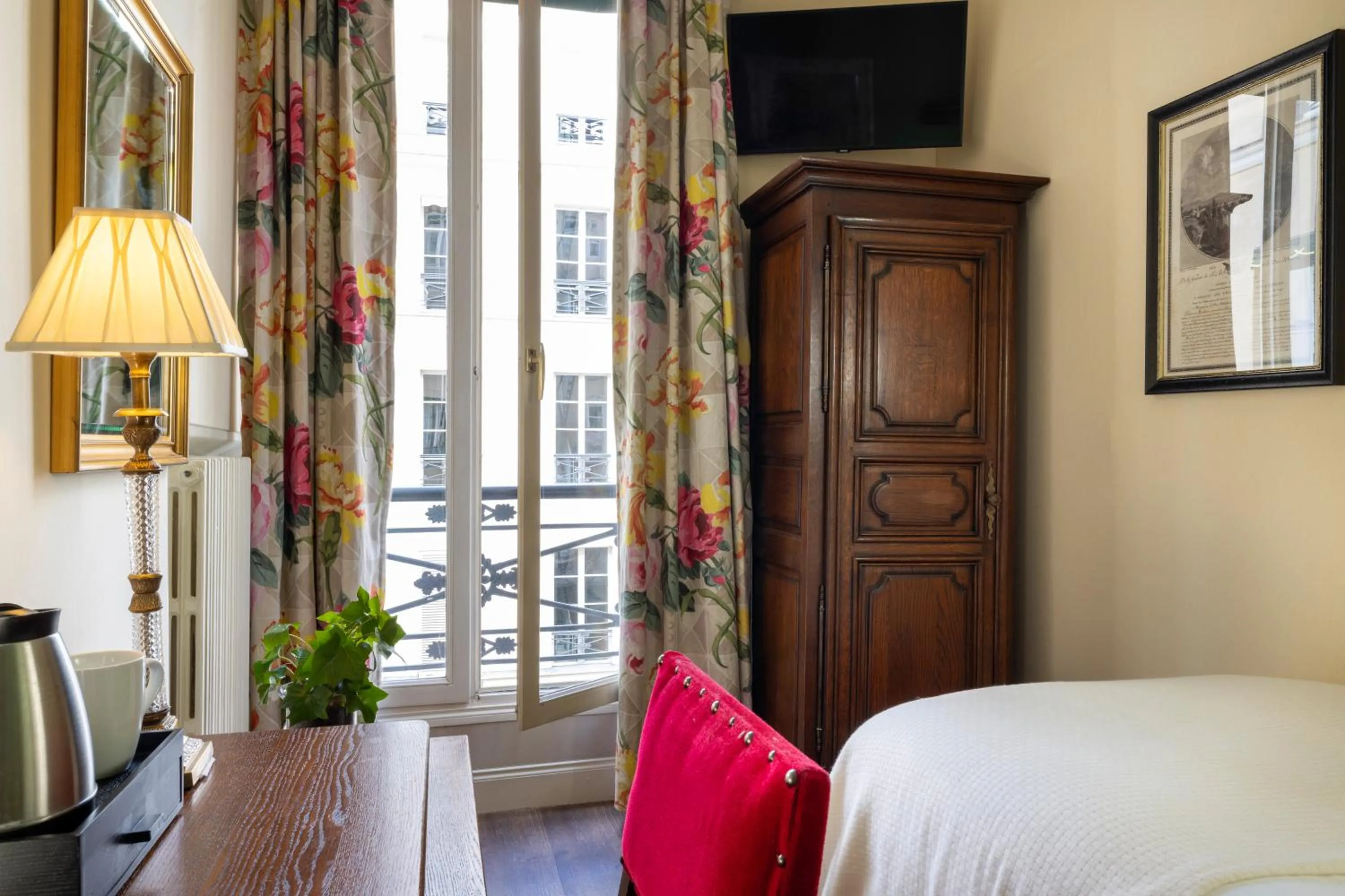 View (from property/room), Bed in Hôtel Des Marronniers