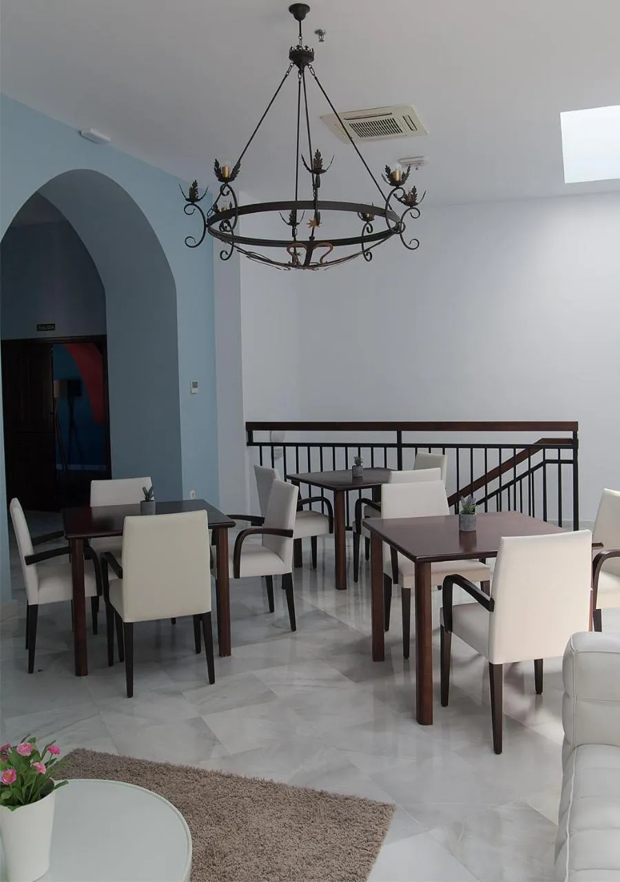 Communal lounge/ TV room in Hotel Boutique Convento Cádiz