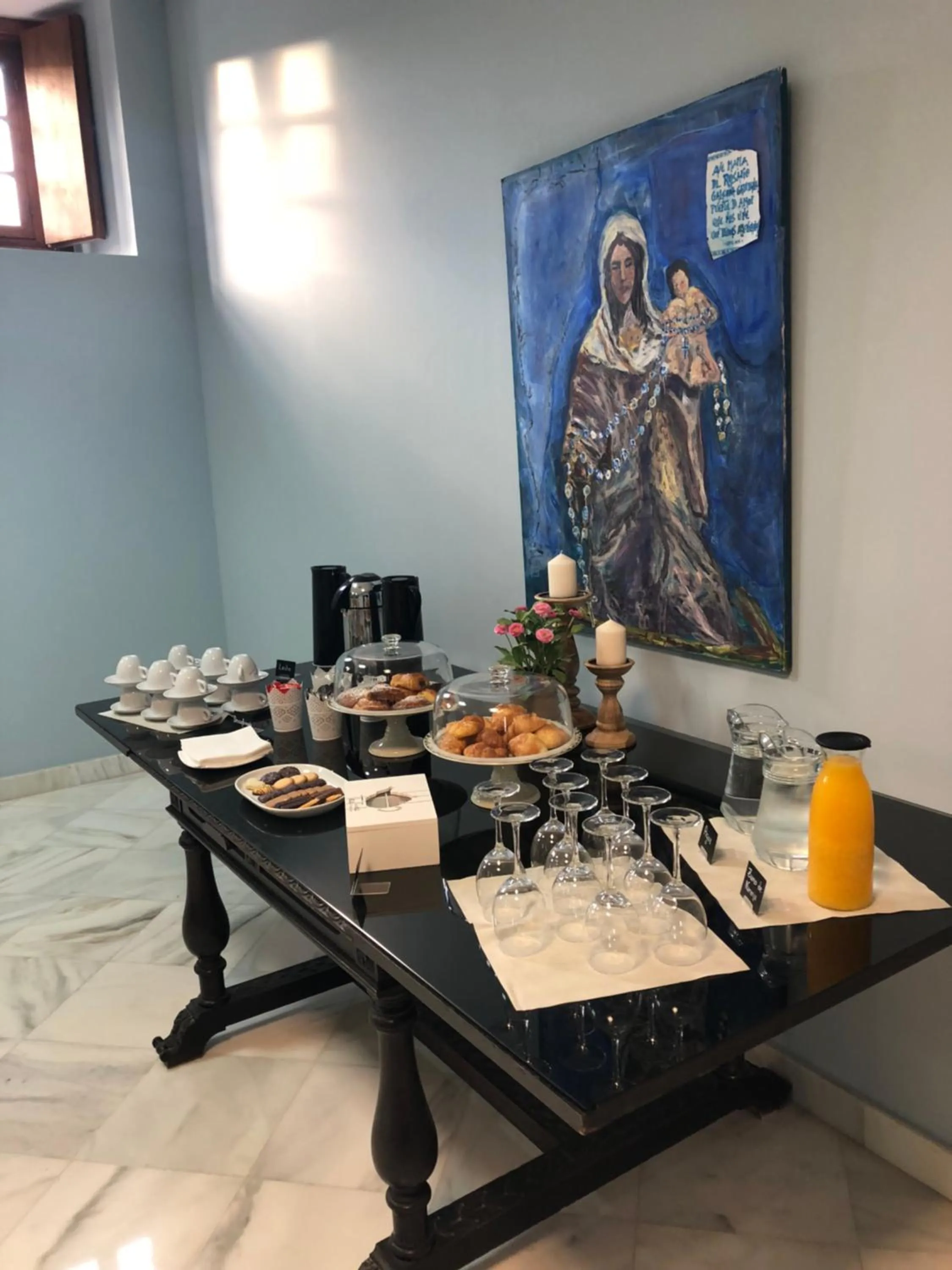 Communal lounge/ TV room in Hotel Boutique Convento Cádiz