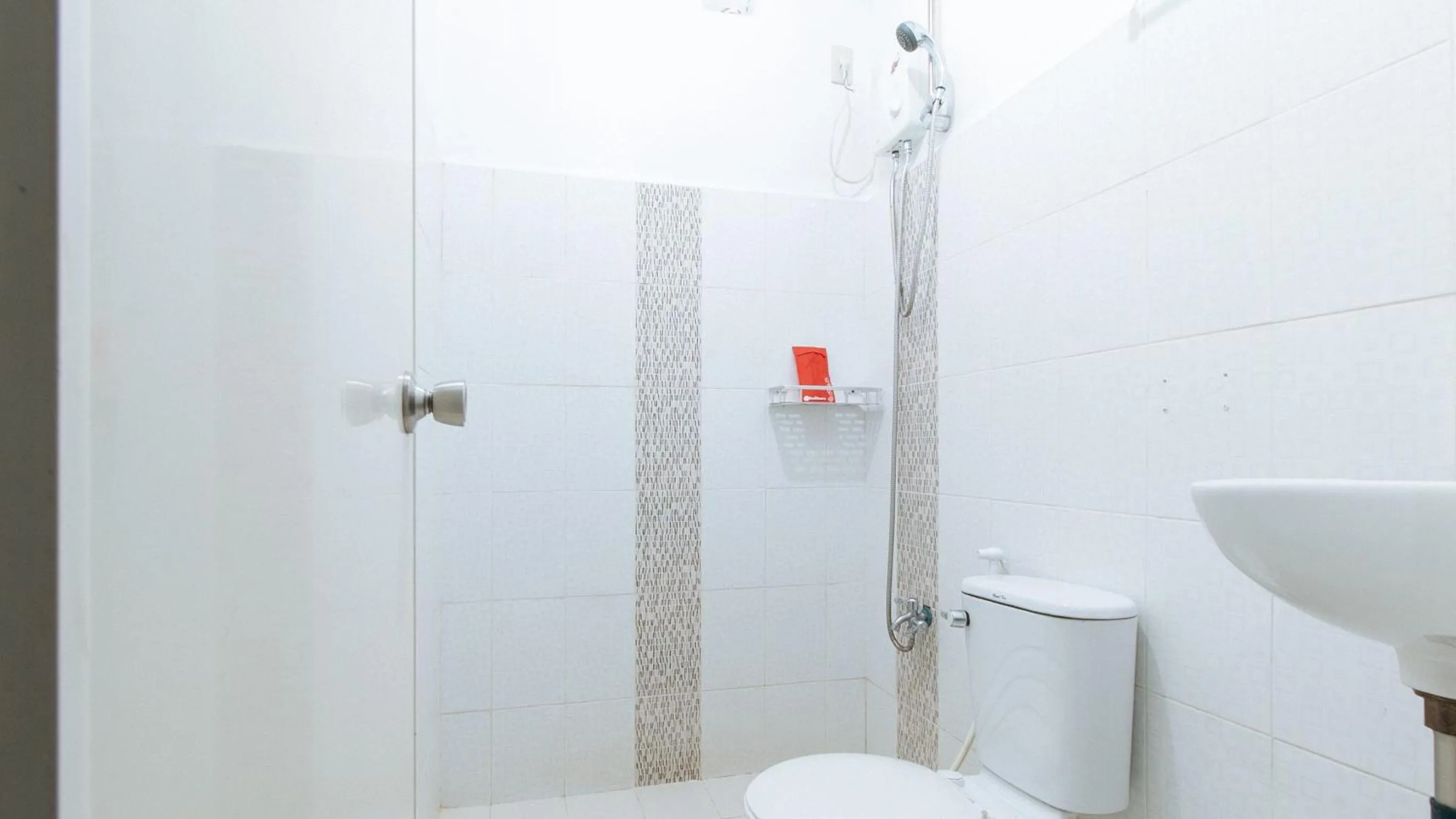 Shower in RedDoorz at A&F C5 Pinagsama Taguig