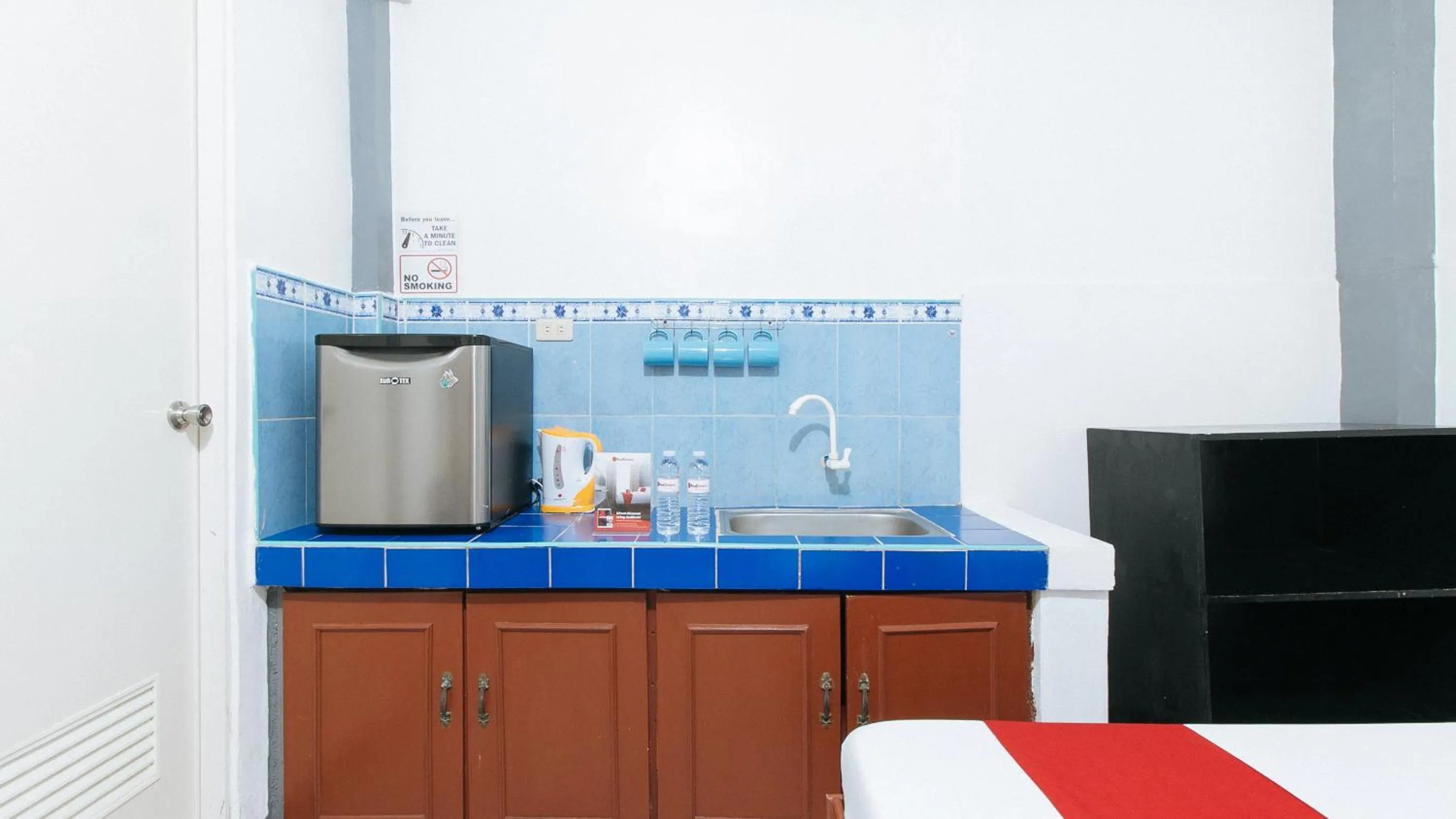 Kitchen or kitchenette in RedDoorz at A&F C5 Pinagsama Taguig