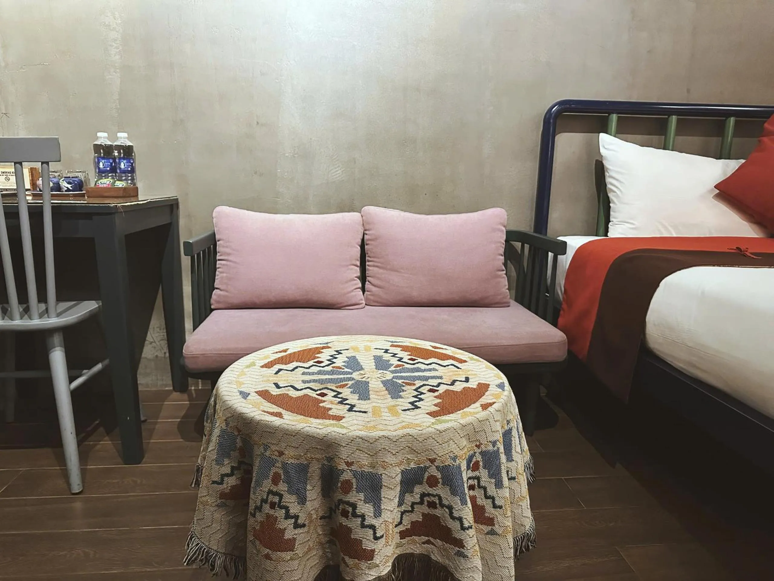 Seating area, Bed in La Maison Des Délices