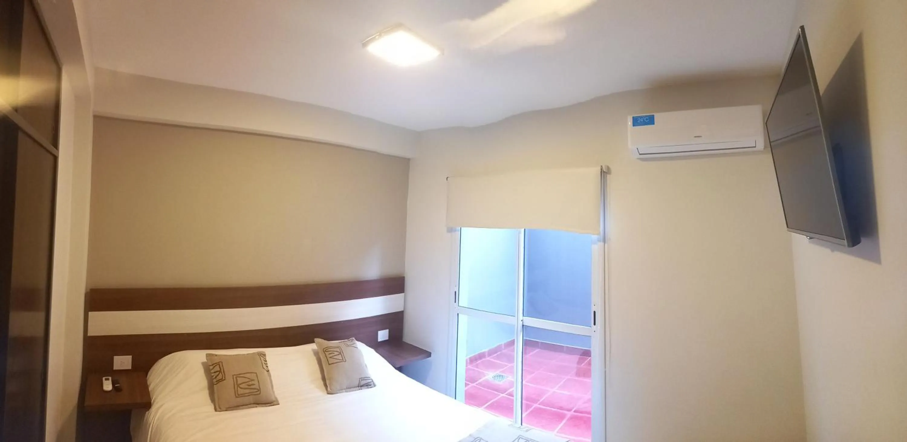 Inner courtyard view, Bed in Urquiza Suites Salta