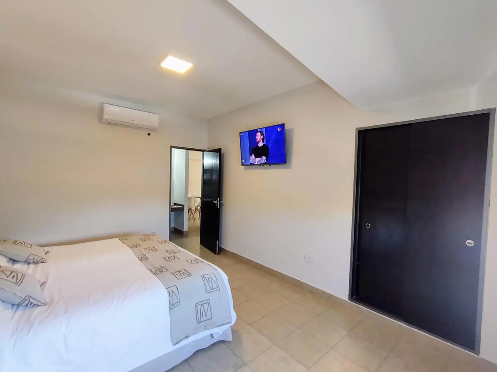 TV and multimedia, Bed in Urquiza Suites Salta