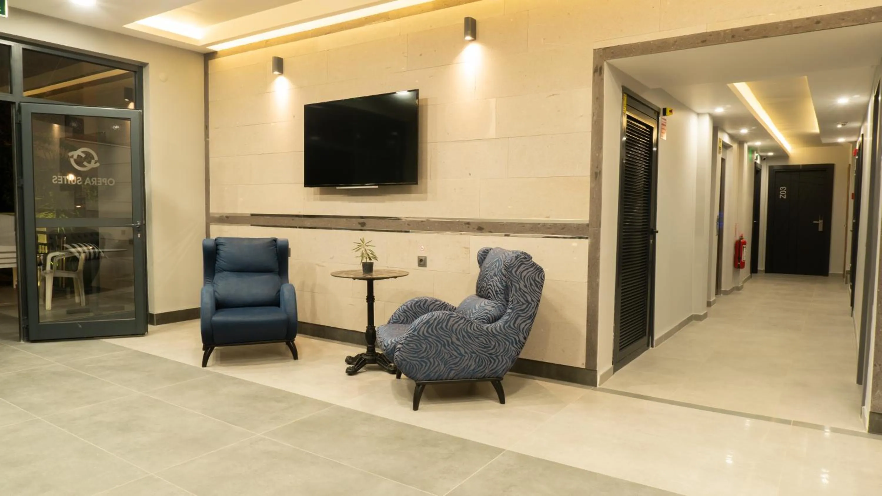 Communal lounge/ TV room in OPERA SUITES Apart Hotel