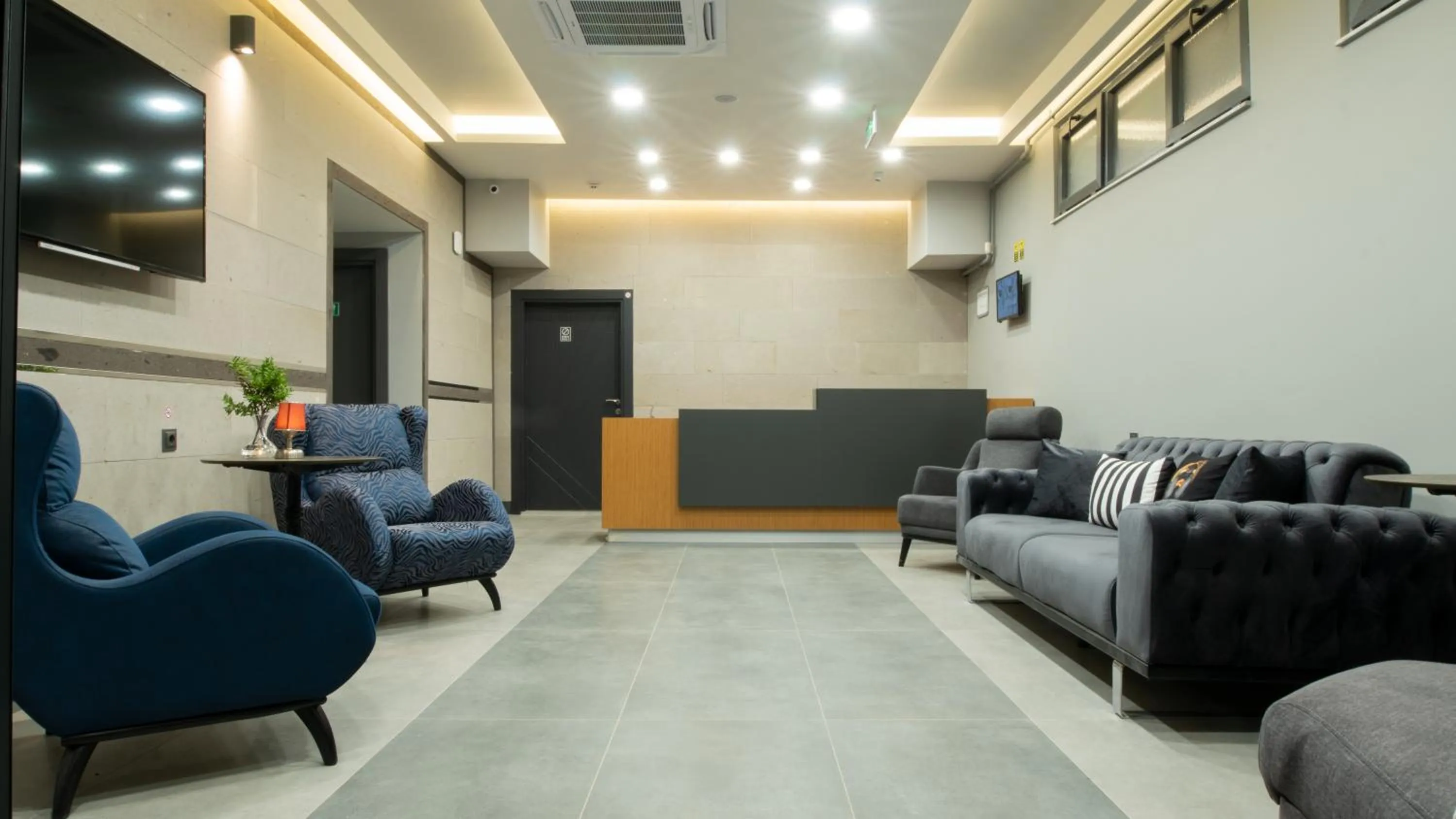 Communal lounge/ TV room in OPERA SUITES Apart Hotel