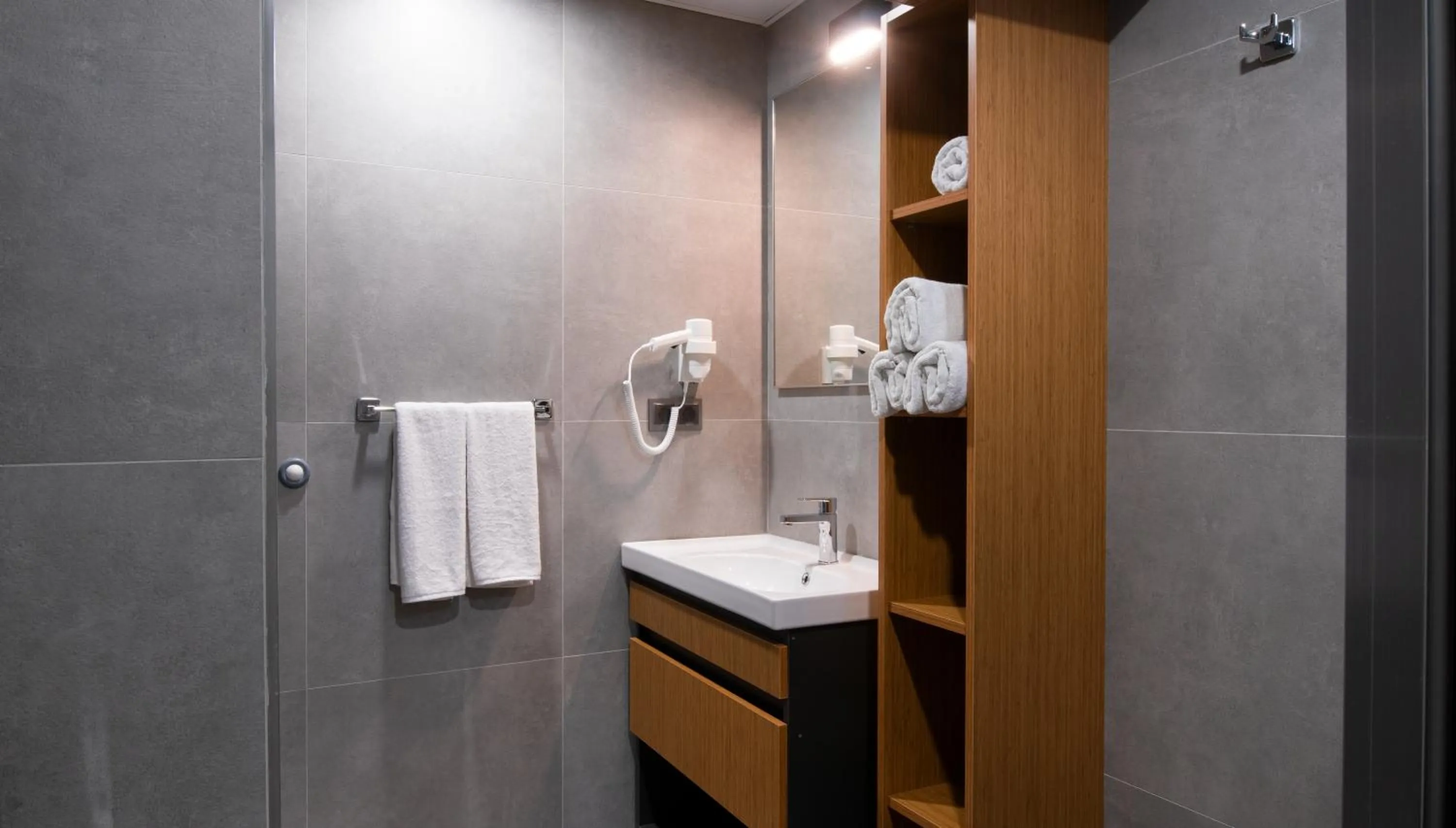 Shower in OPERA SUITES Apart Hotel