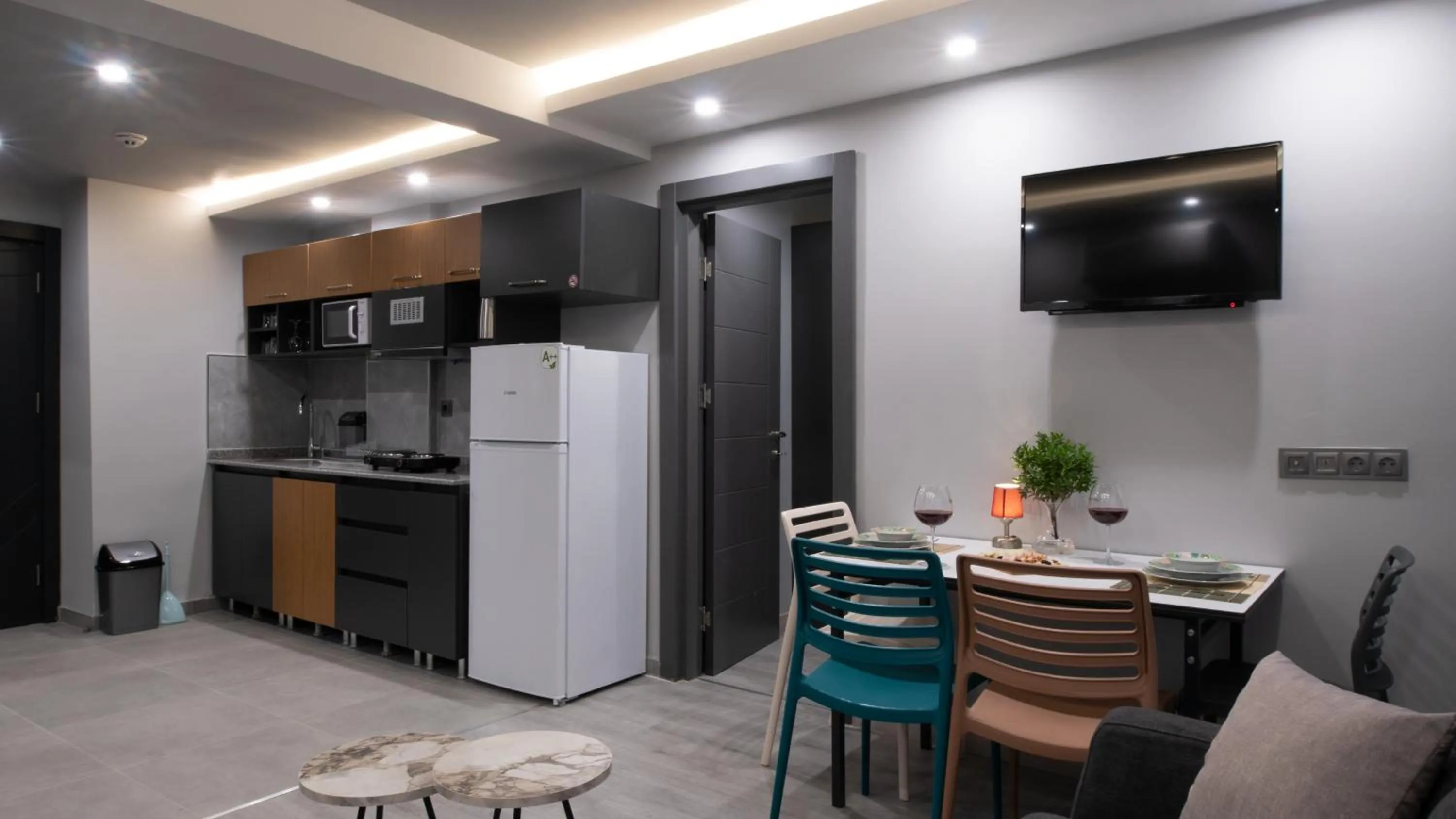 TV and multimedia in OPERA SUITES Apart Hotel