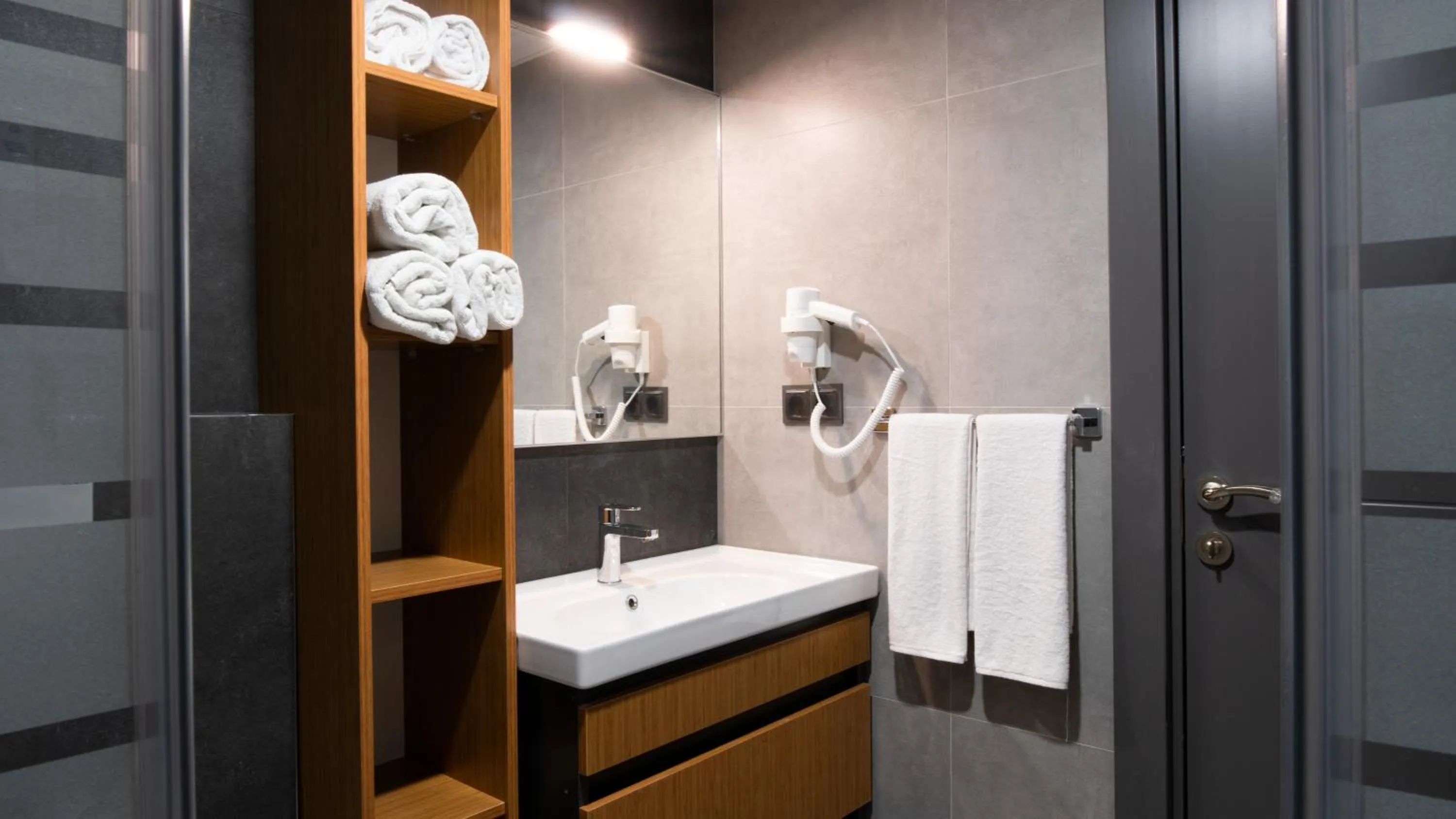 Shower in OPERA SUITES Apart Hotel