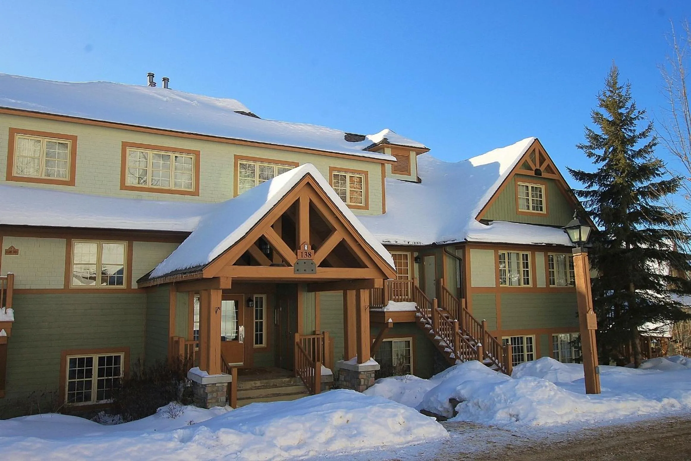 Facade/entrance in Les Falaises by Rendez-Vous Mont-Tremblant