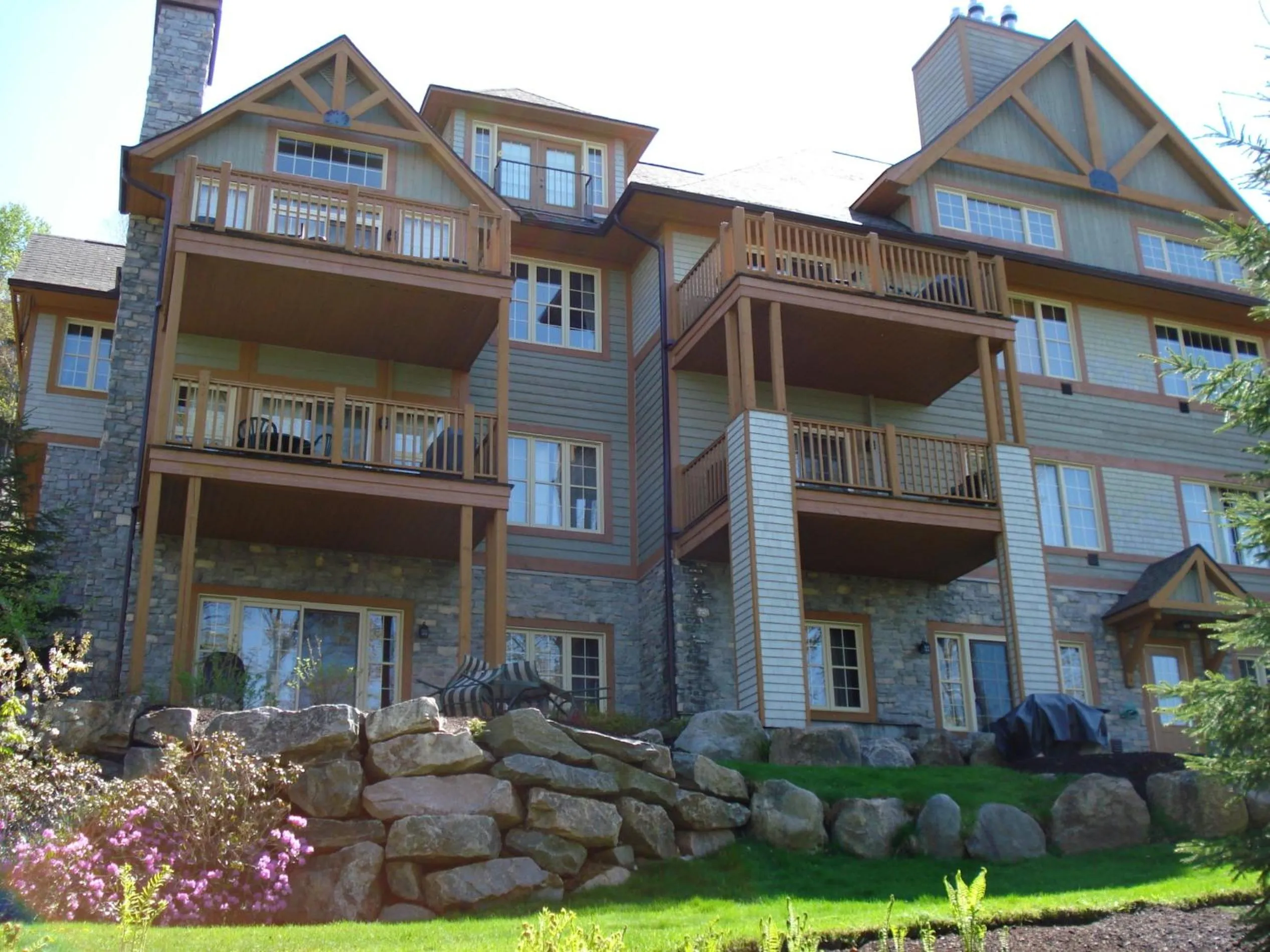 Facade/entrance in Les Falaises by Rendez-Vous Mont-Tremblant