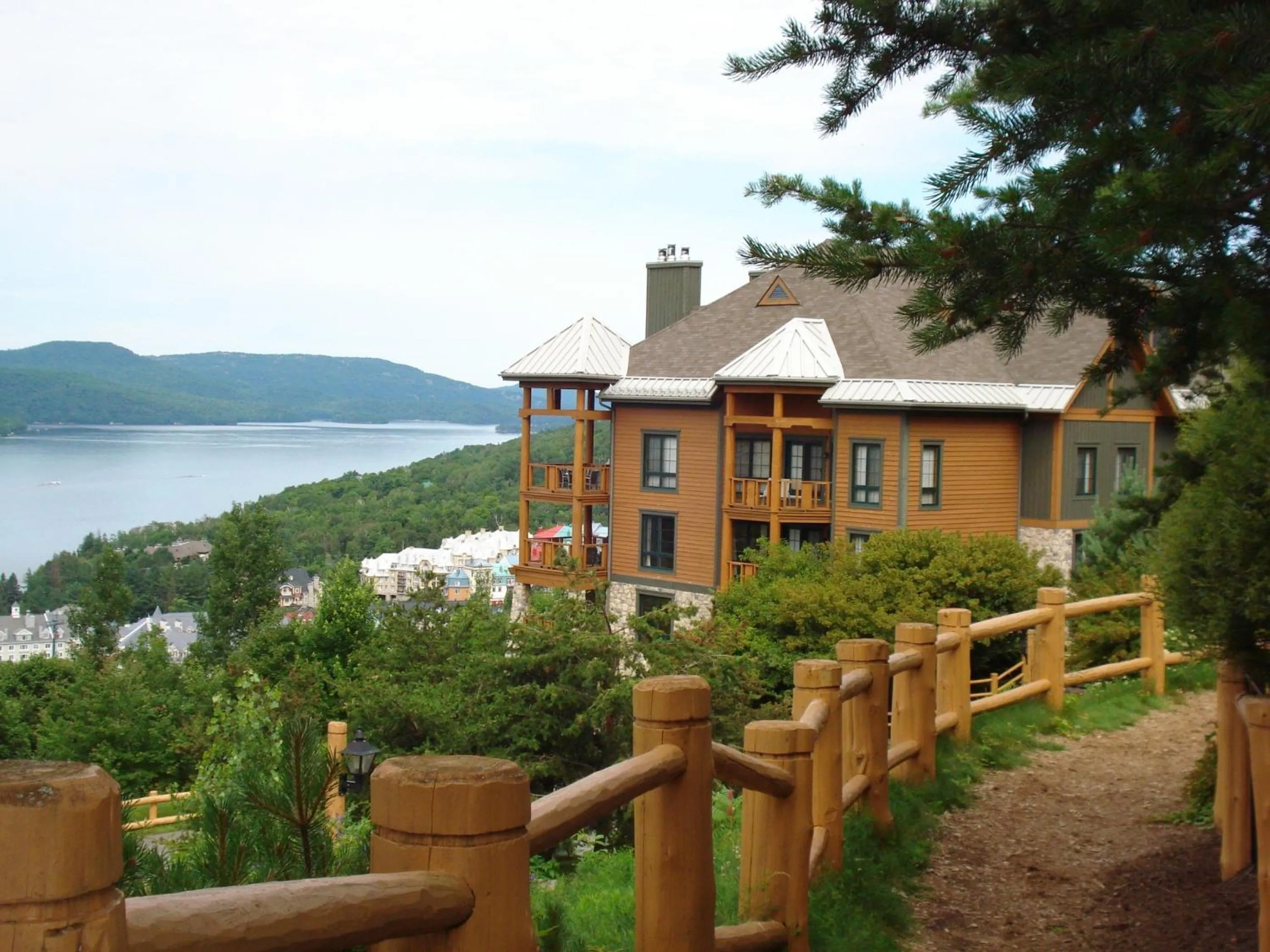 Facade/entrance in L'Équinoxe Rendez-Vous Mont-Tremblant