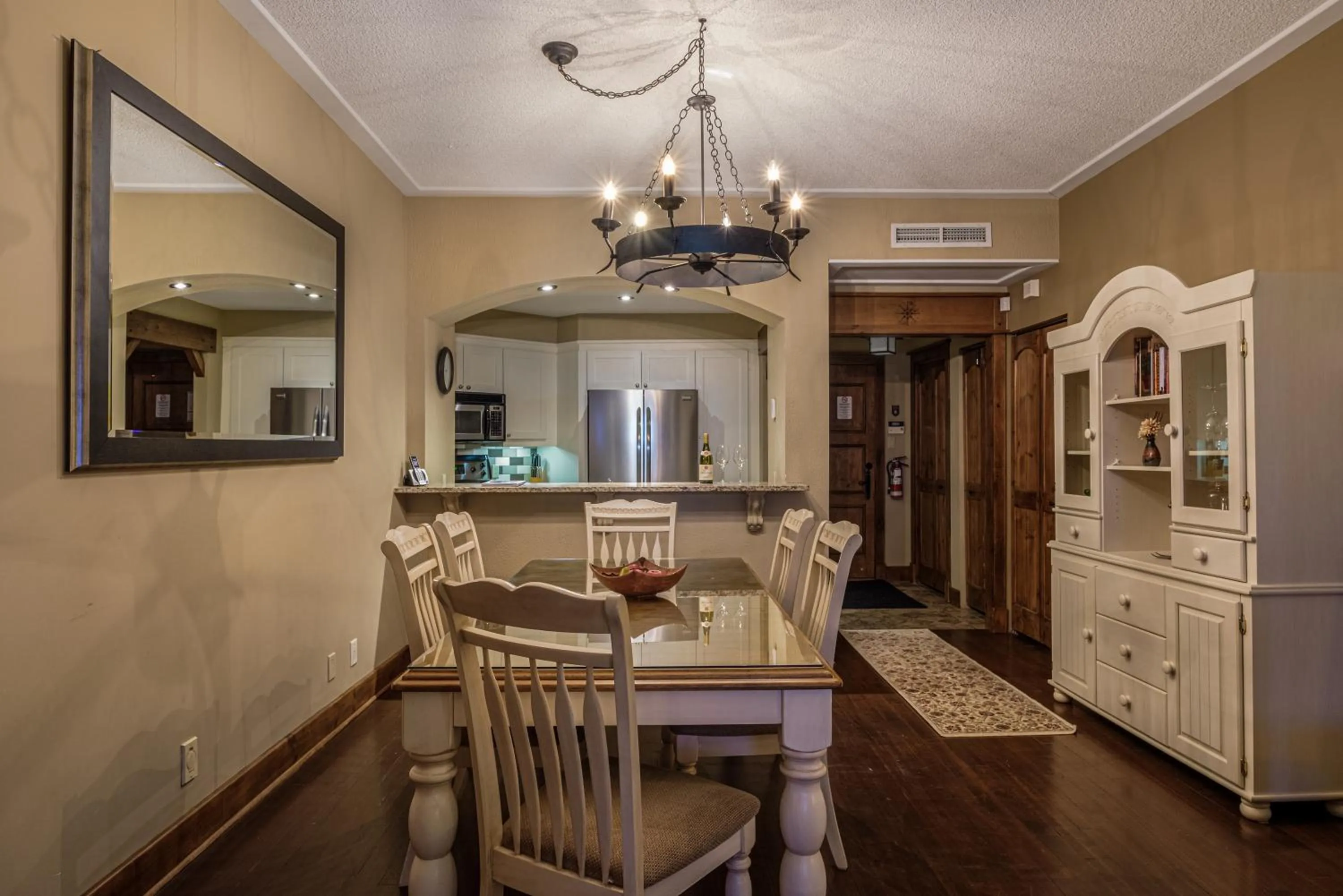 Dining area in L'Équinoxe Rendez-Vous Mont-Tremblant